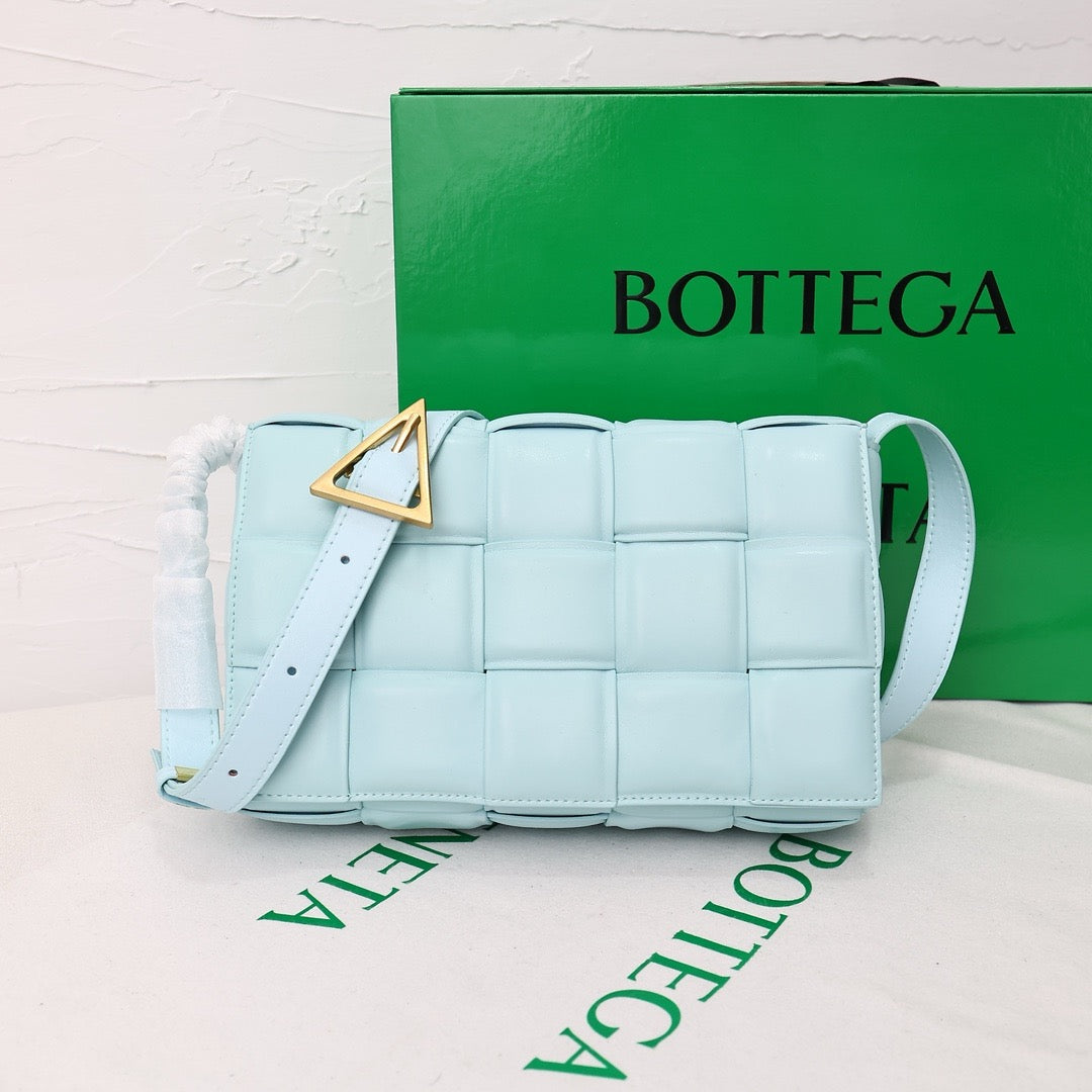 Bottega Veneta Classic size Padded Cassette leather bag 💚