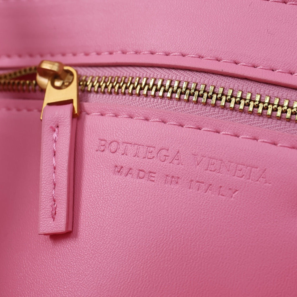 Bottega Veneta Classic size Padded Cassette leather bag 💚