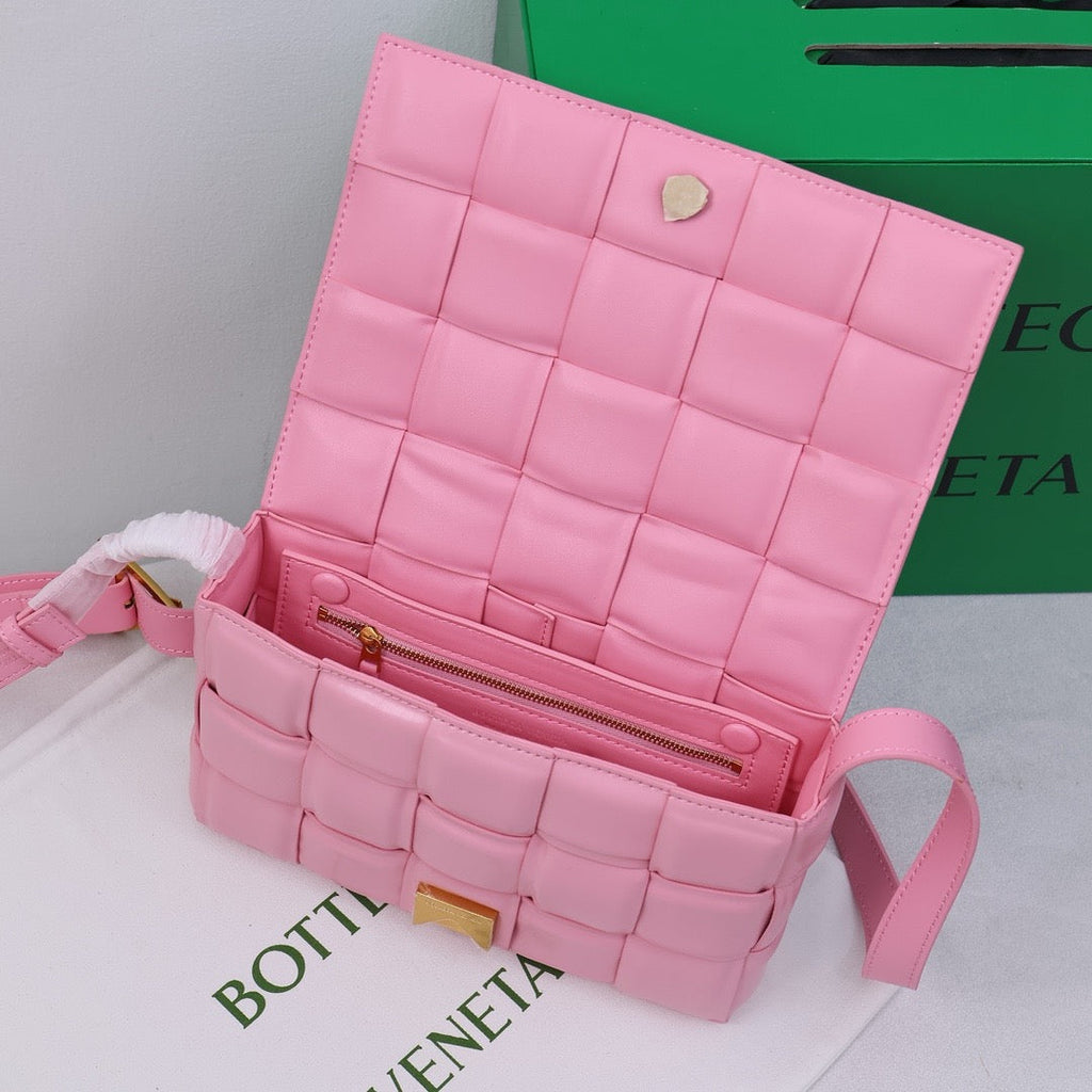 Bottega Veneta Classic size Padded Cassette leather bag 💚