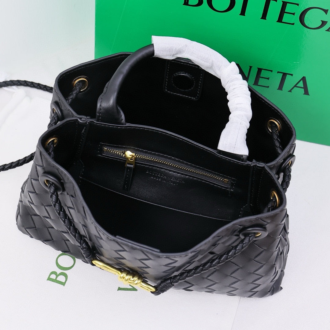 '- Bottega Veneta Small Andiamo leather bag 💚