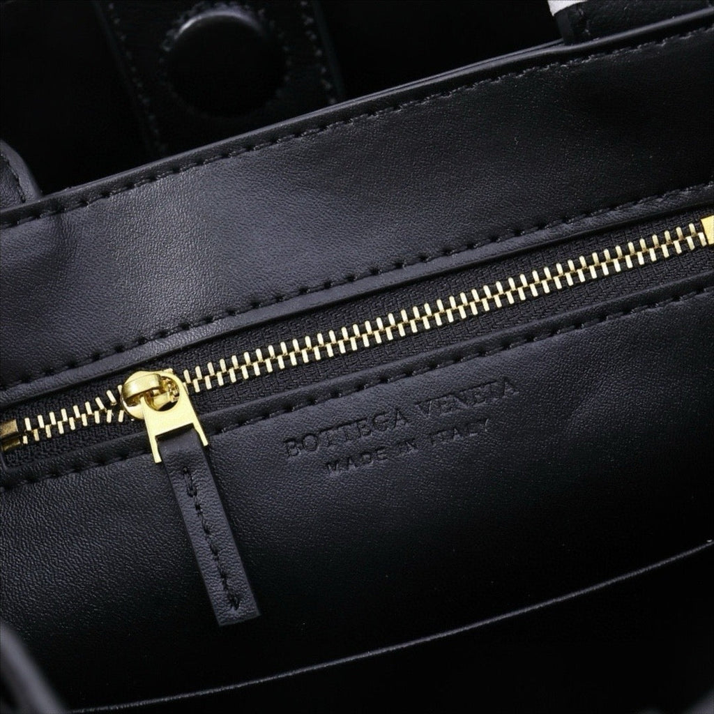 '- Bottega Veneta Small Andiamo leather bag 💚