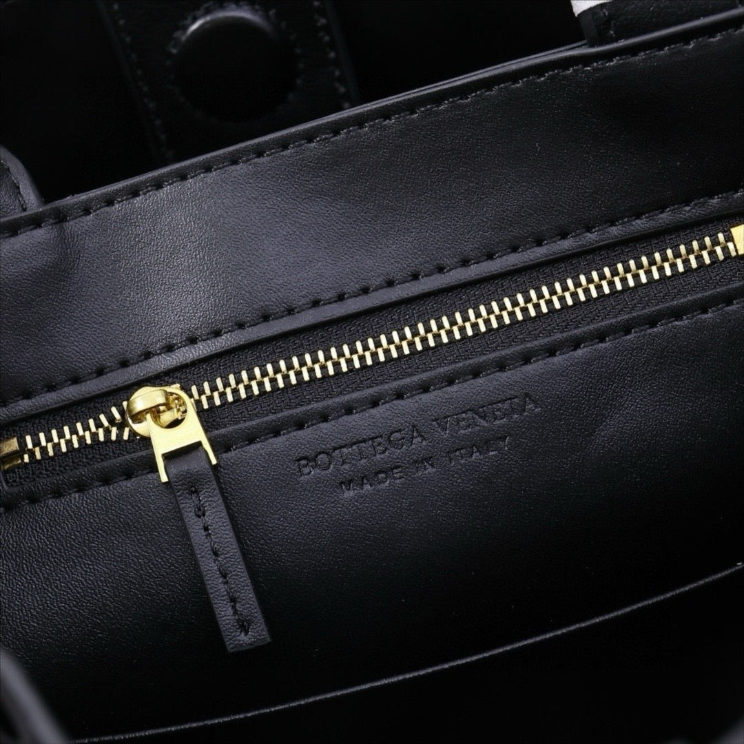 '- Bottega Veneta Small Andiamo leather bag 💚