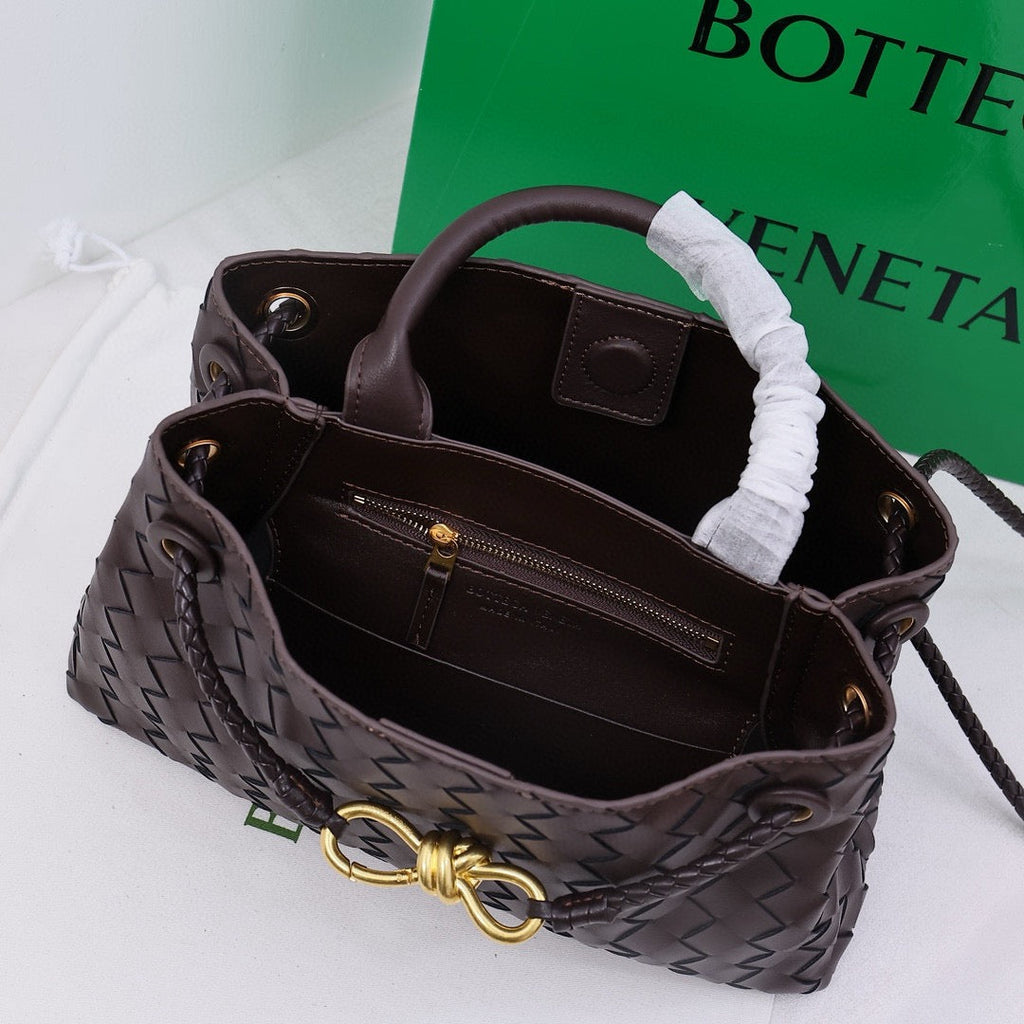 '- Bottega Veneta Small Andiamo leather bag 💚
