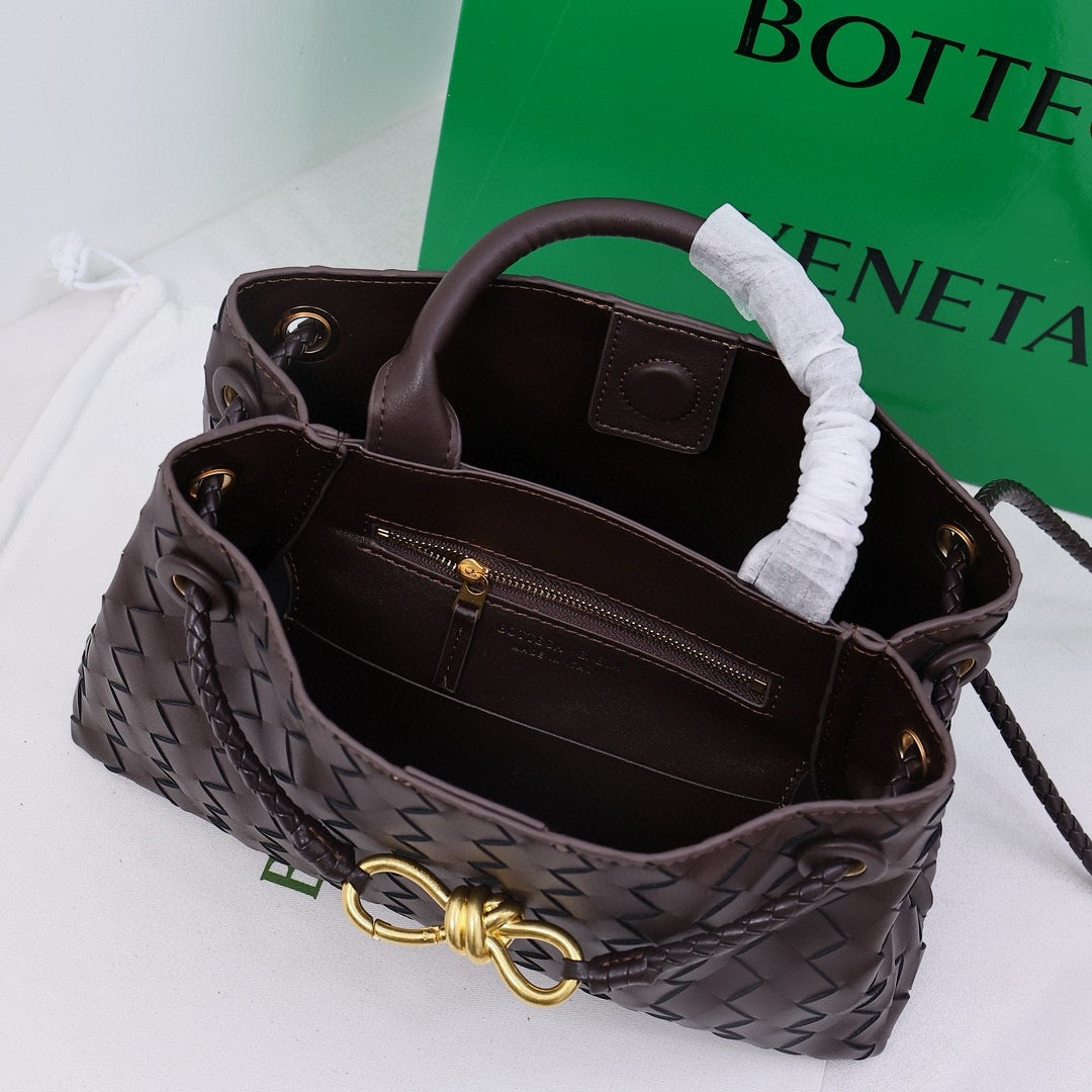 '- Bottega Veneta Small Andiamo leather bag 💚