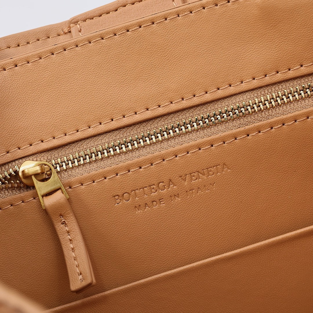 '- Bottega Veneta Small Andiamo leather bag 💚