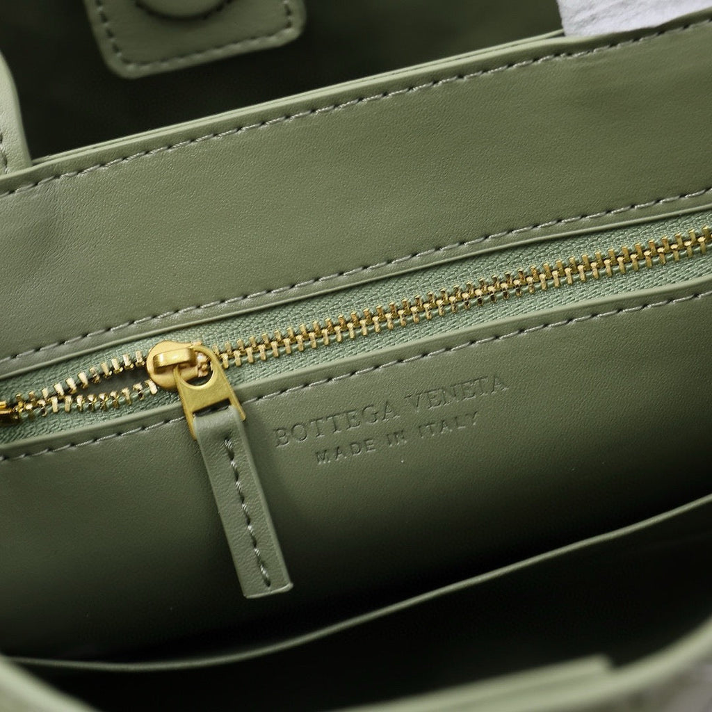 '- Bottega Veneta Small Andiamo leather bag 💚