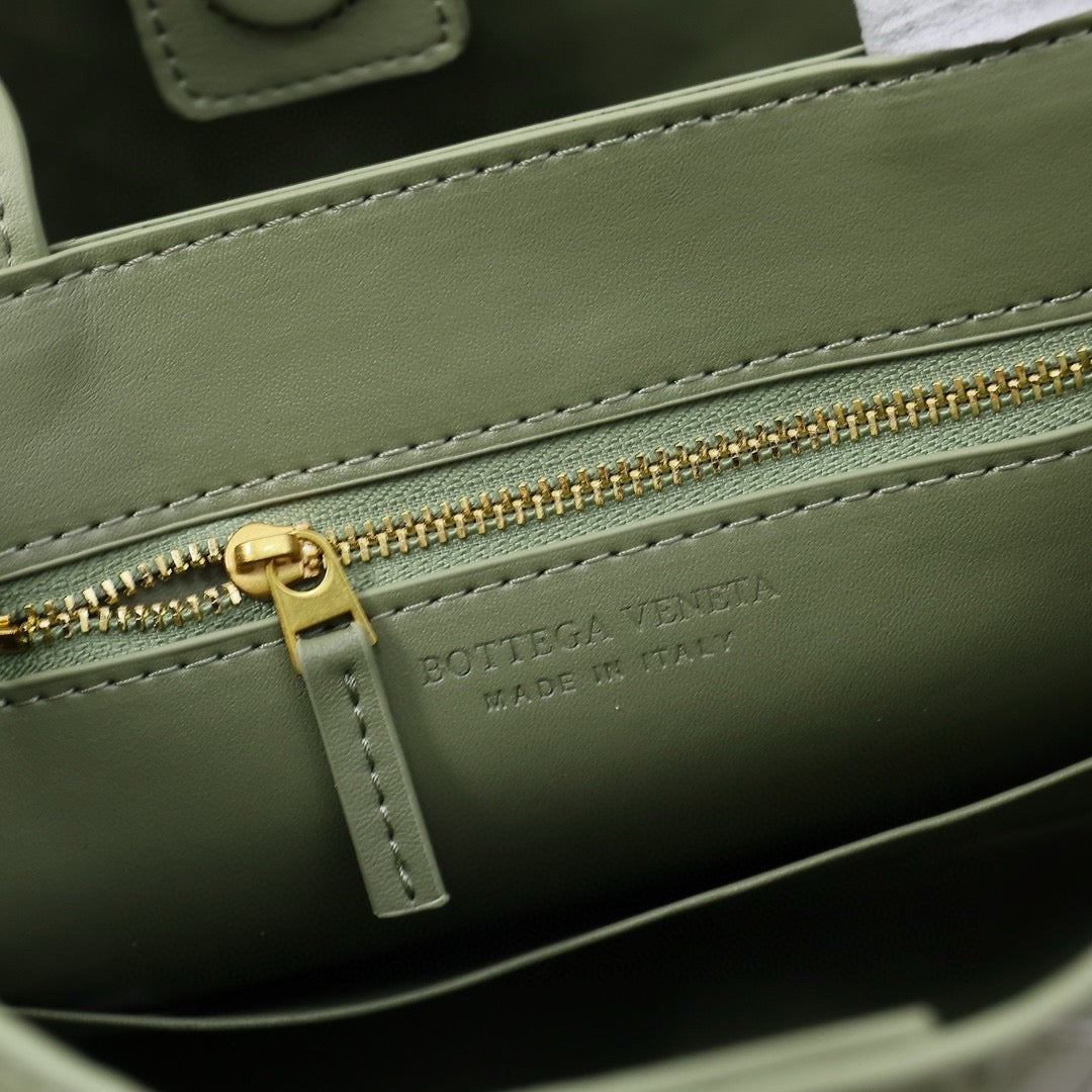 '- Bottega Veneta Small Andiamo leather bag 💚