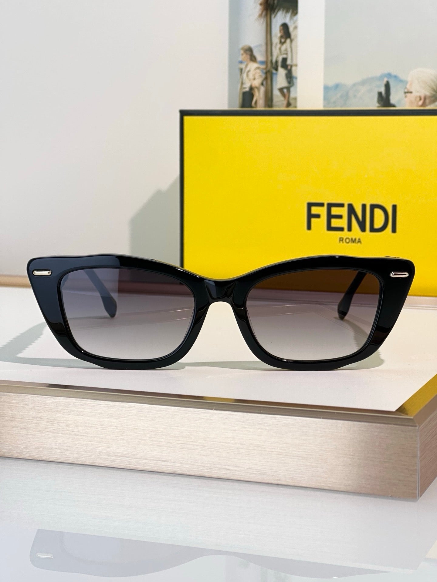 FENDI FF FENDI INTERLACE FE40171I Sunglasses✨
