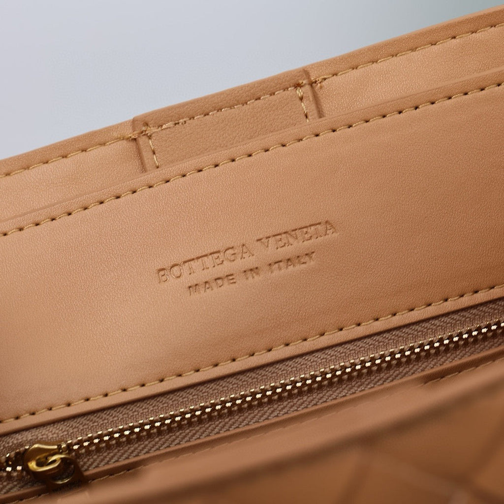Bottega Veneta Medium Andiamo leather bag 💚