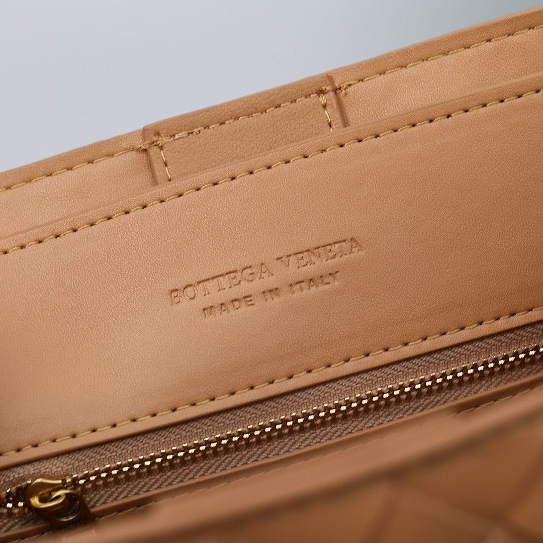Bottega Veneta Medium Andiamo leather bag 💚