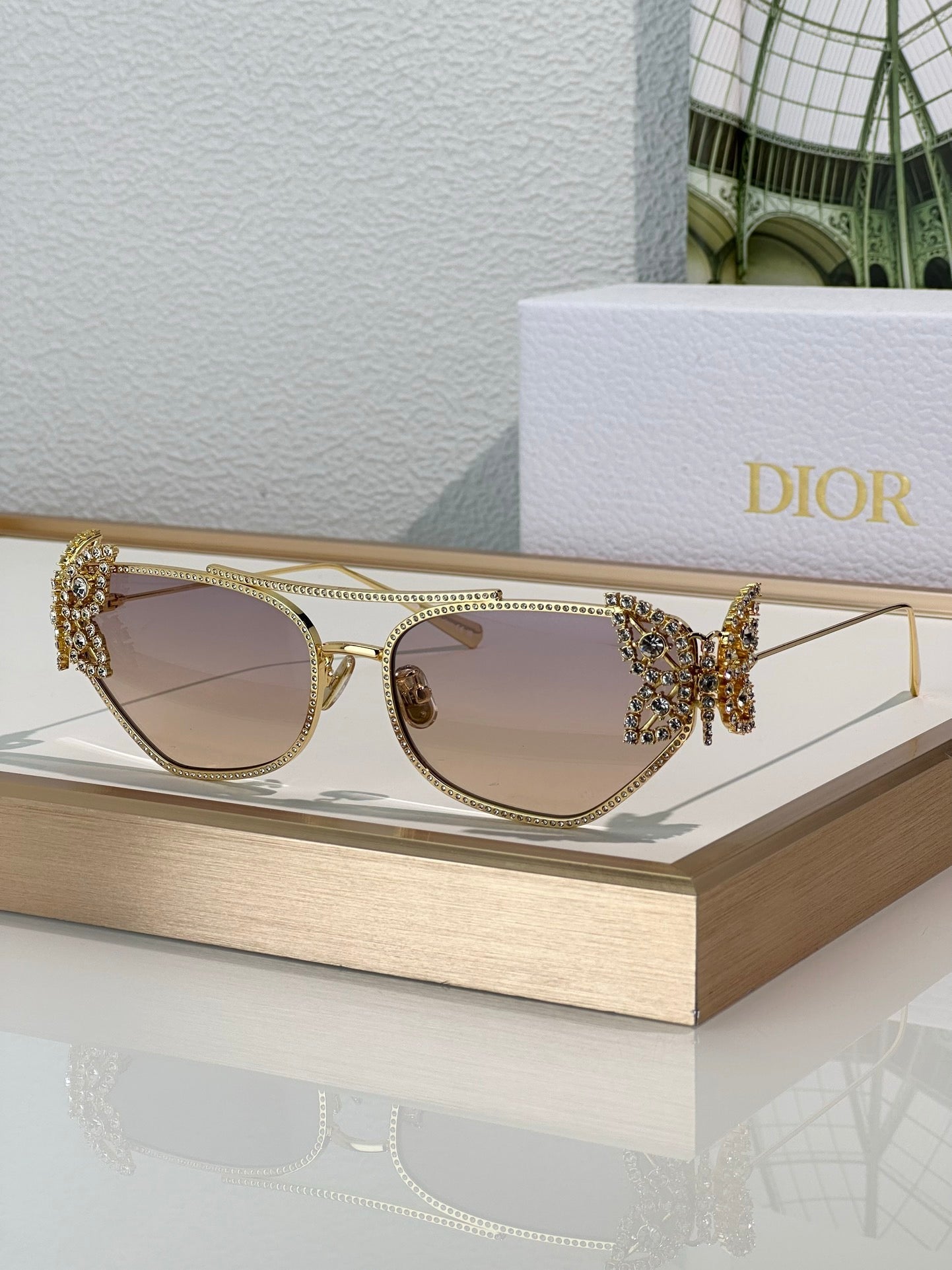 '- DIOR DiorFantastica B1U Butterfly Sunglasses with Swarovski® Crystals 💎