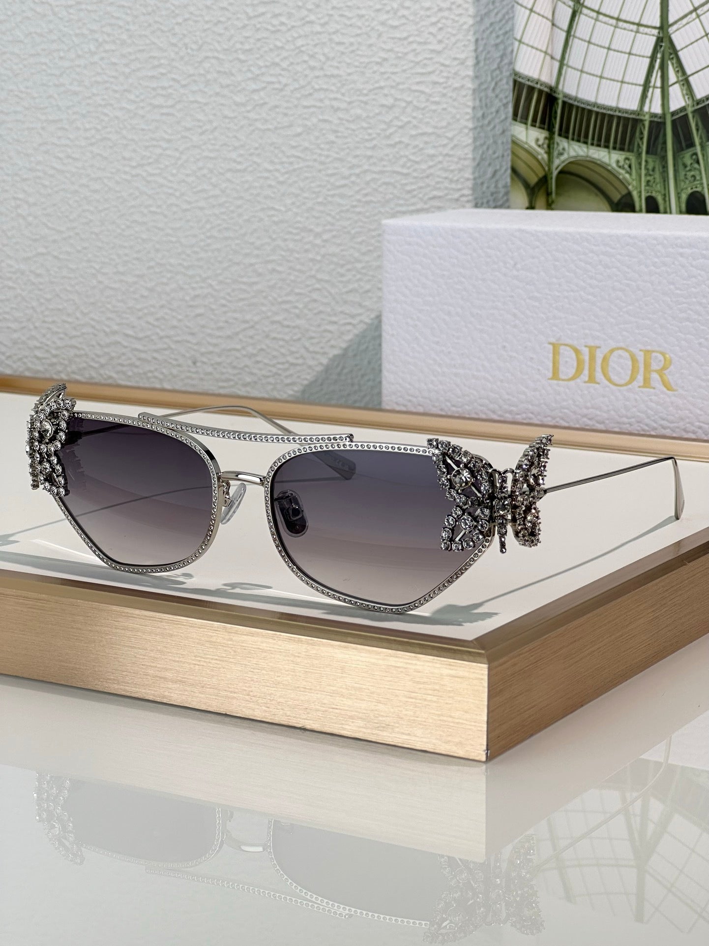 '- DIOR DiorFantastica B1U Butterfly Sunglasses with Swarovski® Crystals 💎