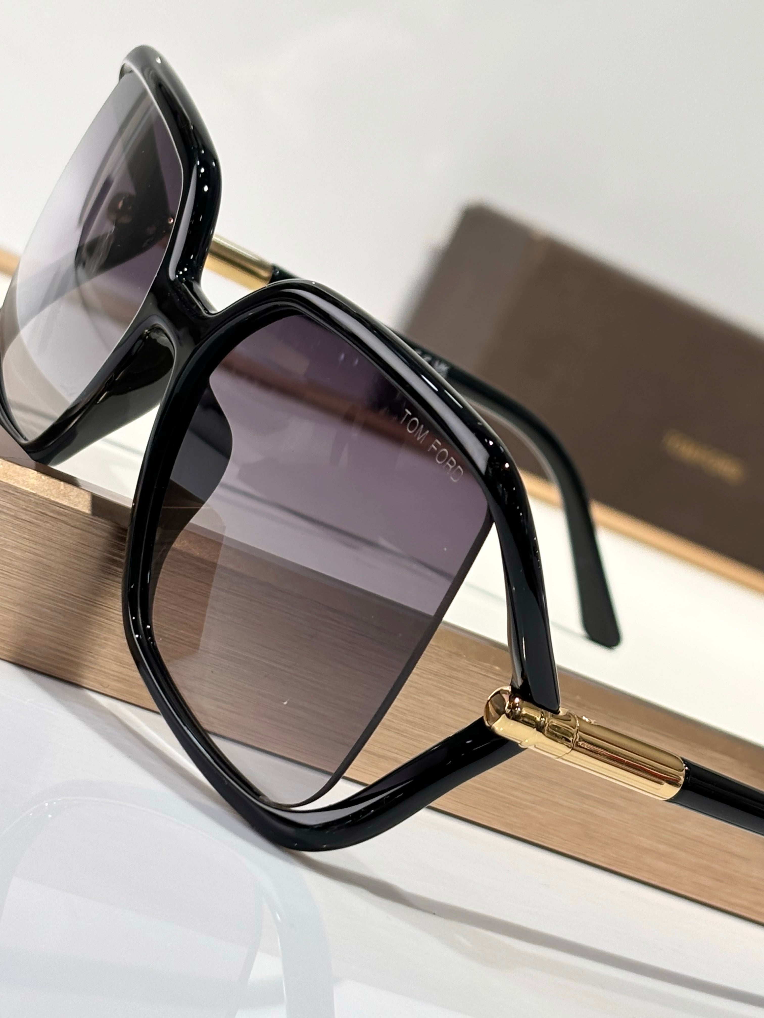 TOM FORD SOLANGE TF1089 Sunglasses 🔱