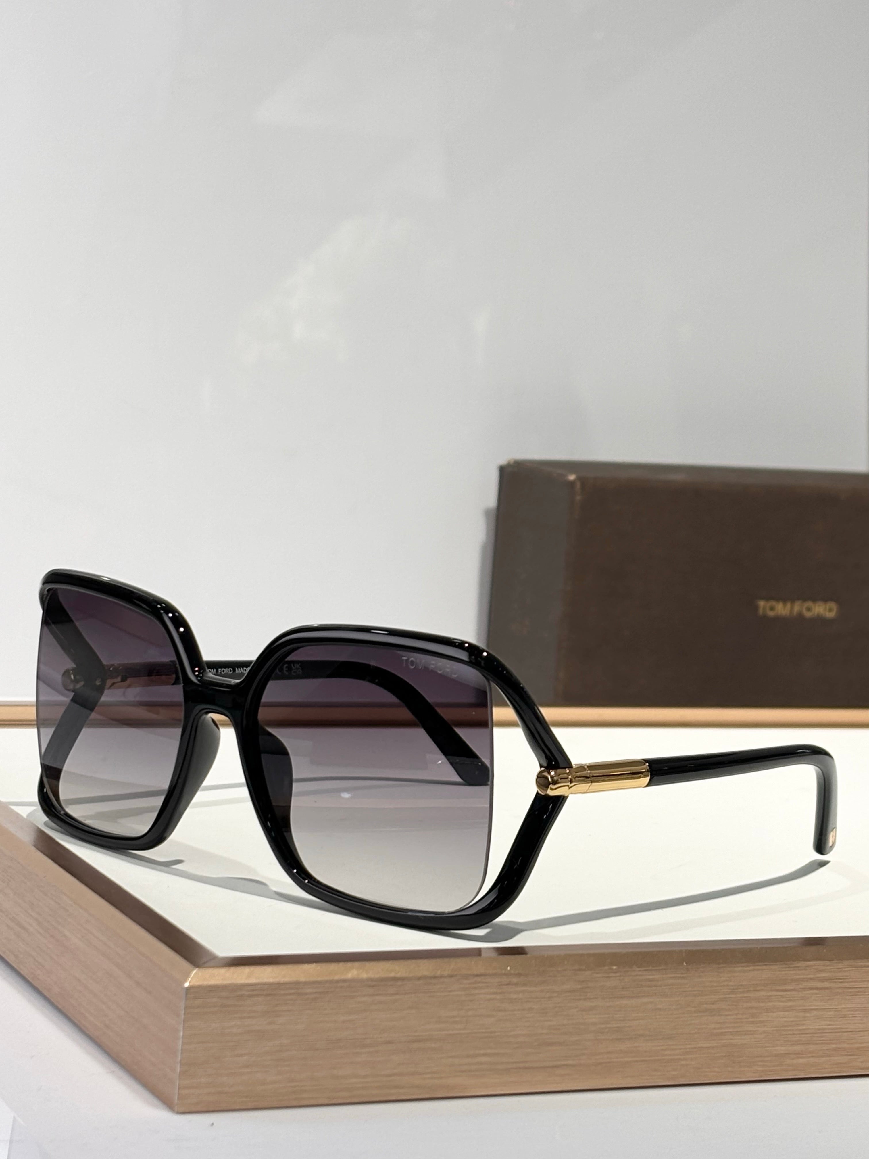 TOM FORD SOLANGE TF1089 Sunglasses 🔱
