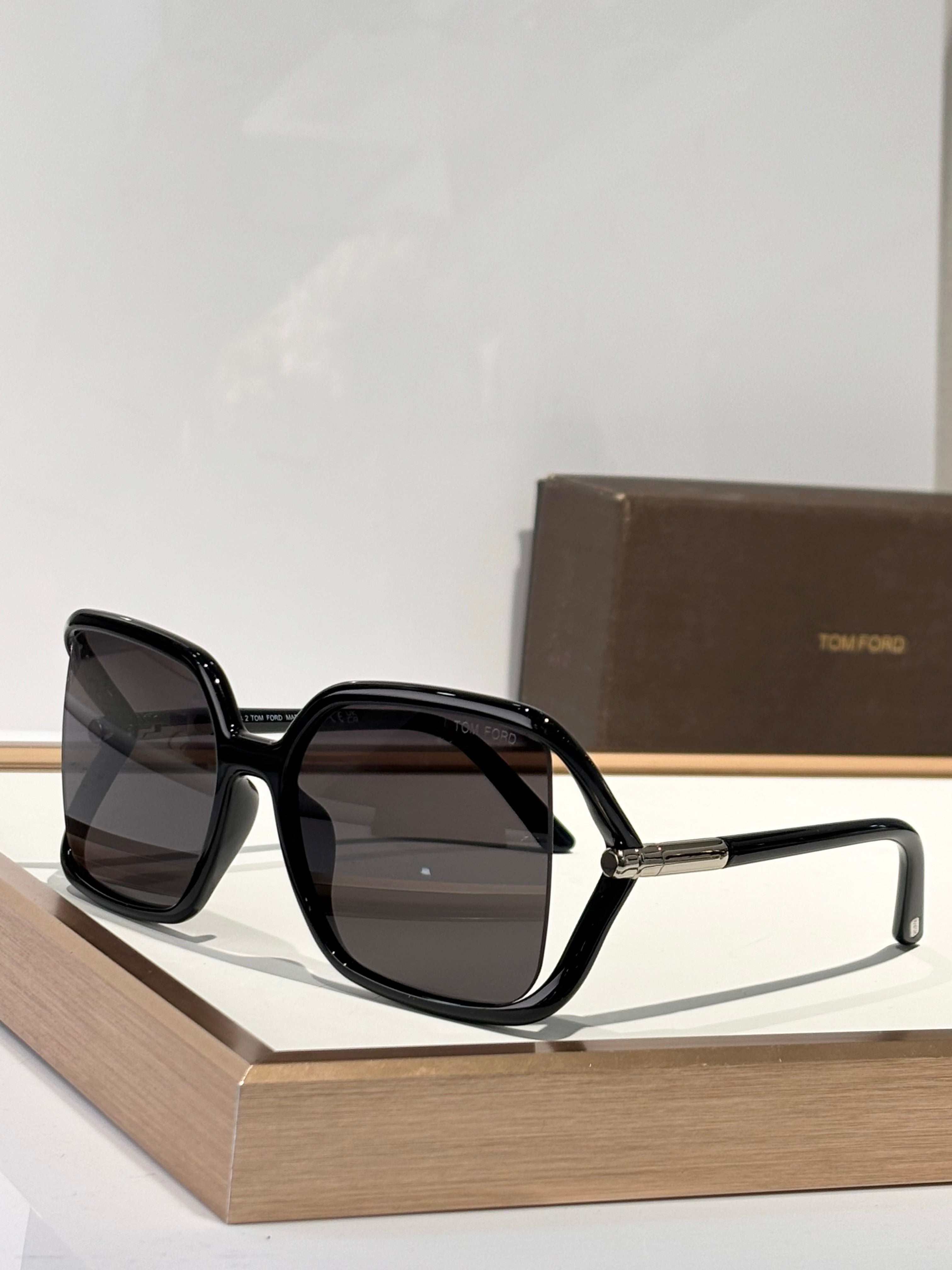 TOM FORD SOLANGE TF1089 Sunglasses 🔱