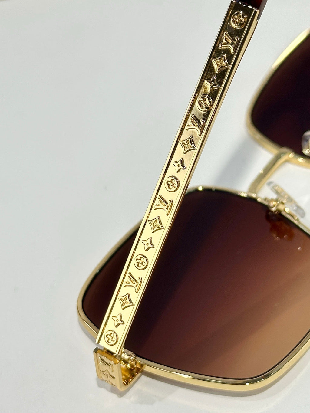 Louis Vuitton Z2955U LV Aura Square Sunglasses ✨
