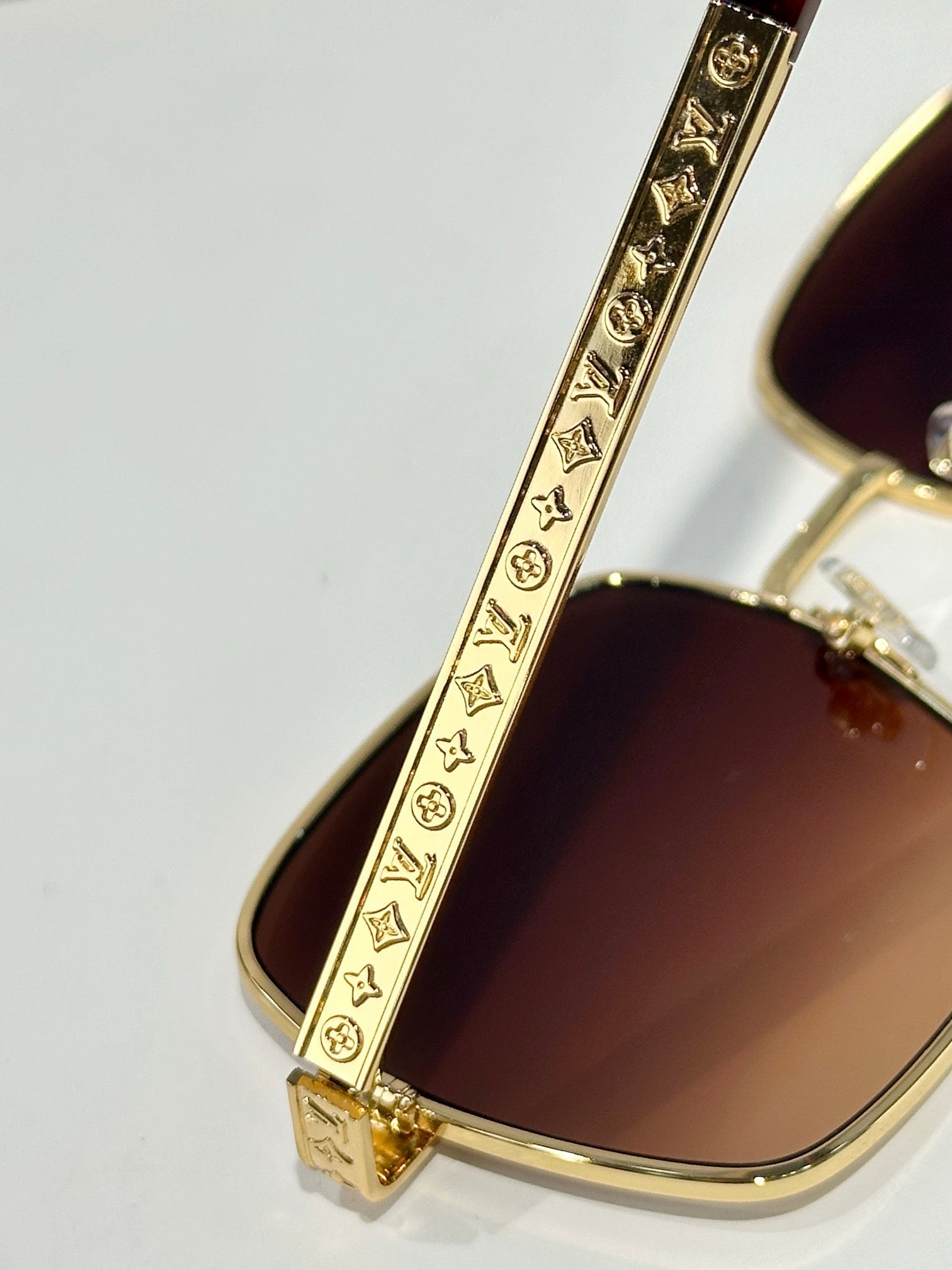 Louis Vuitton Z2955U LV Aura Square Sunglasses ✨