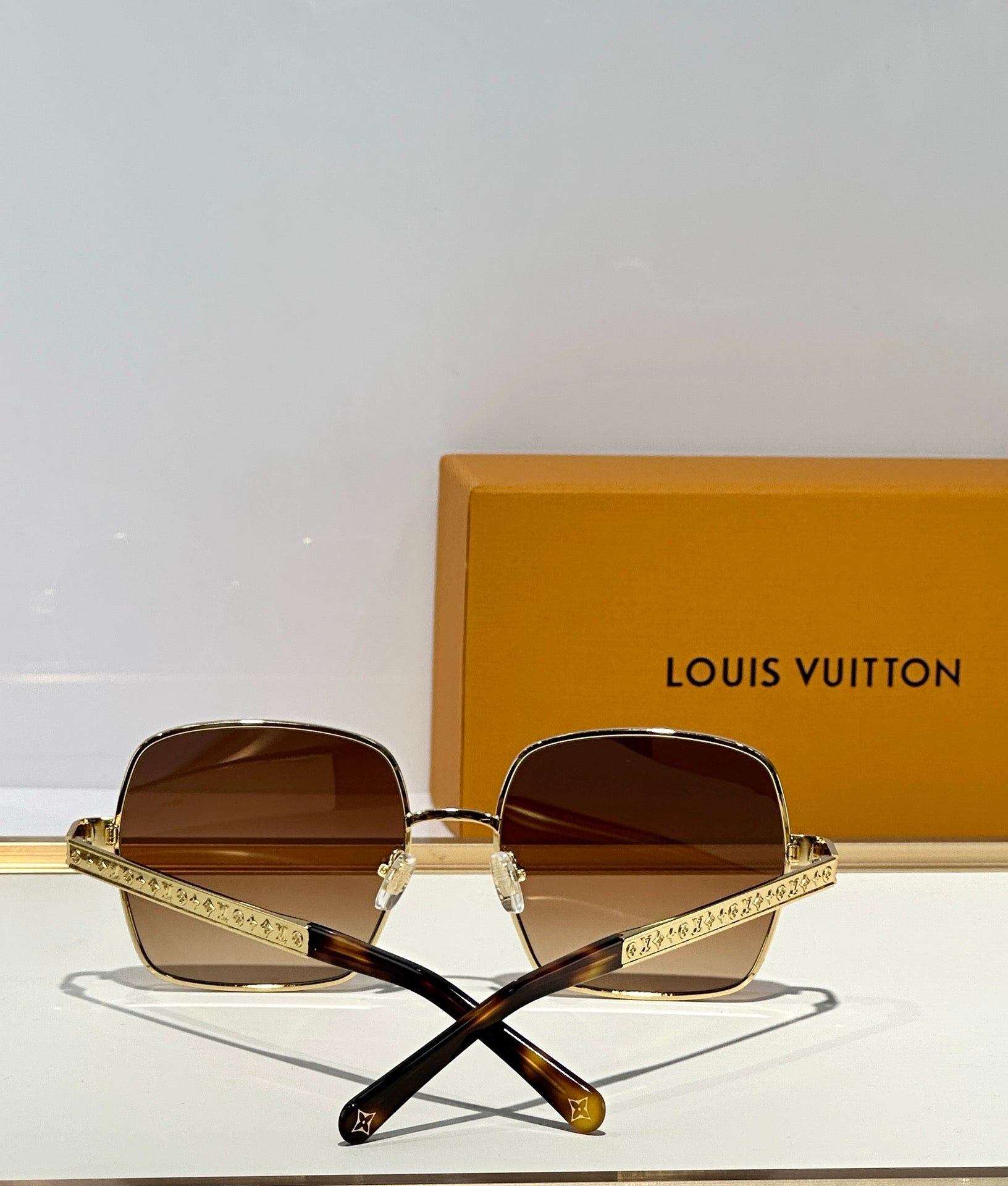 Louis Vuitton Z2955U LV Aura Square Sunglasses ✨