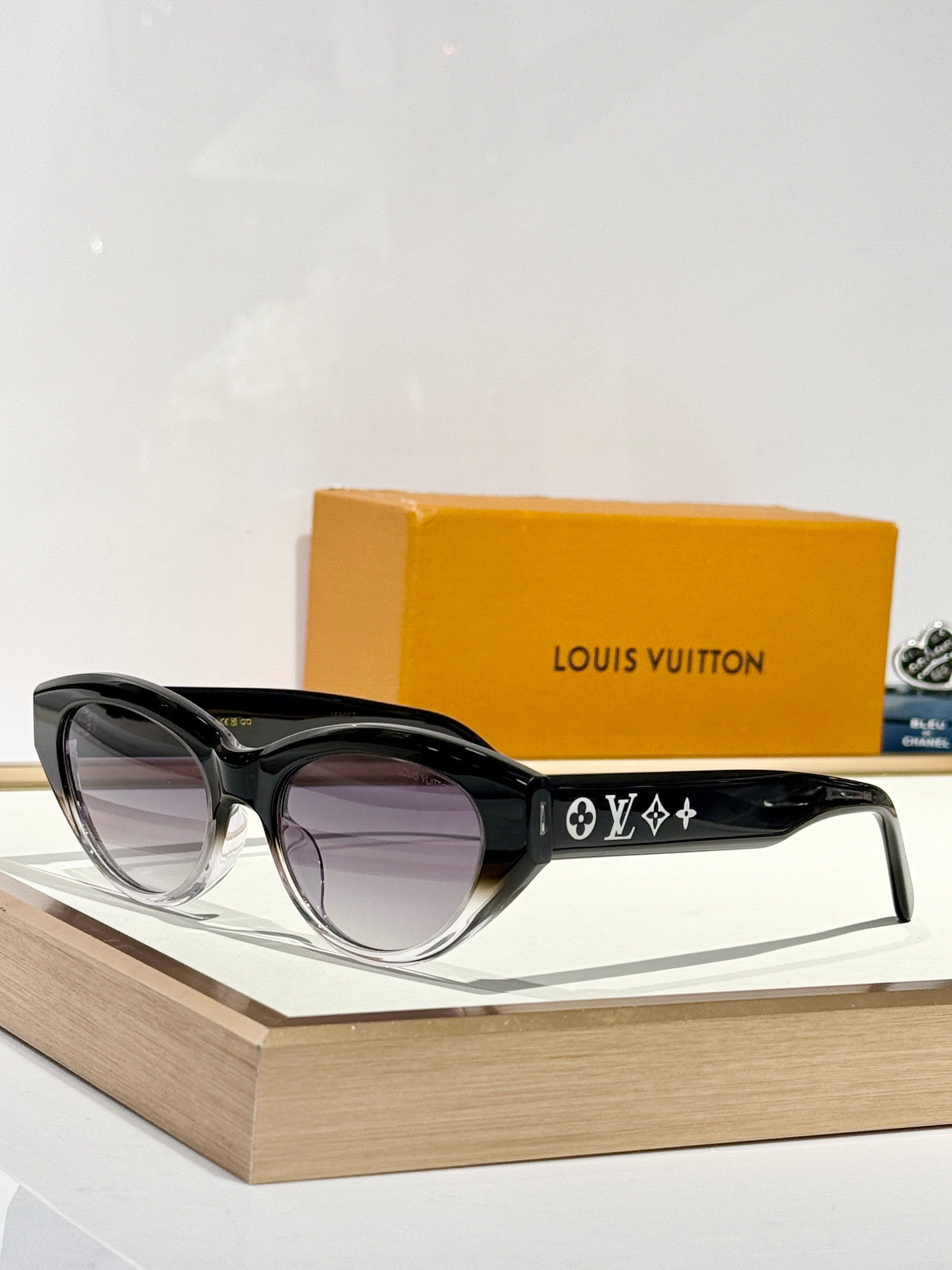 Louis Vuitton Z2686U New LV Line Cat Eye Sunglasses ✨