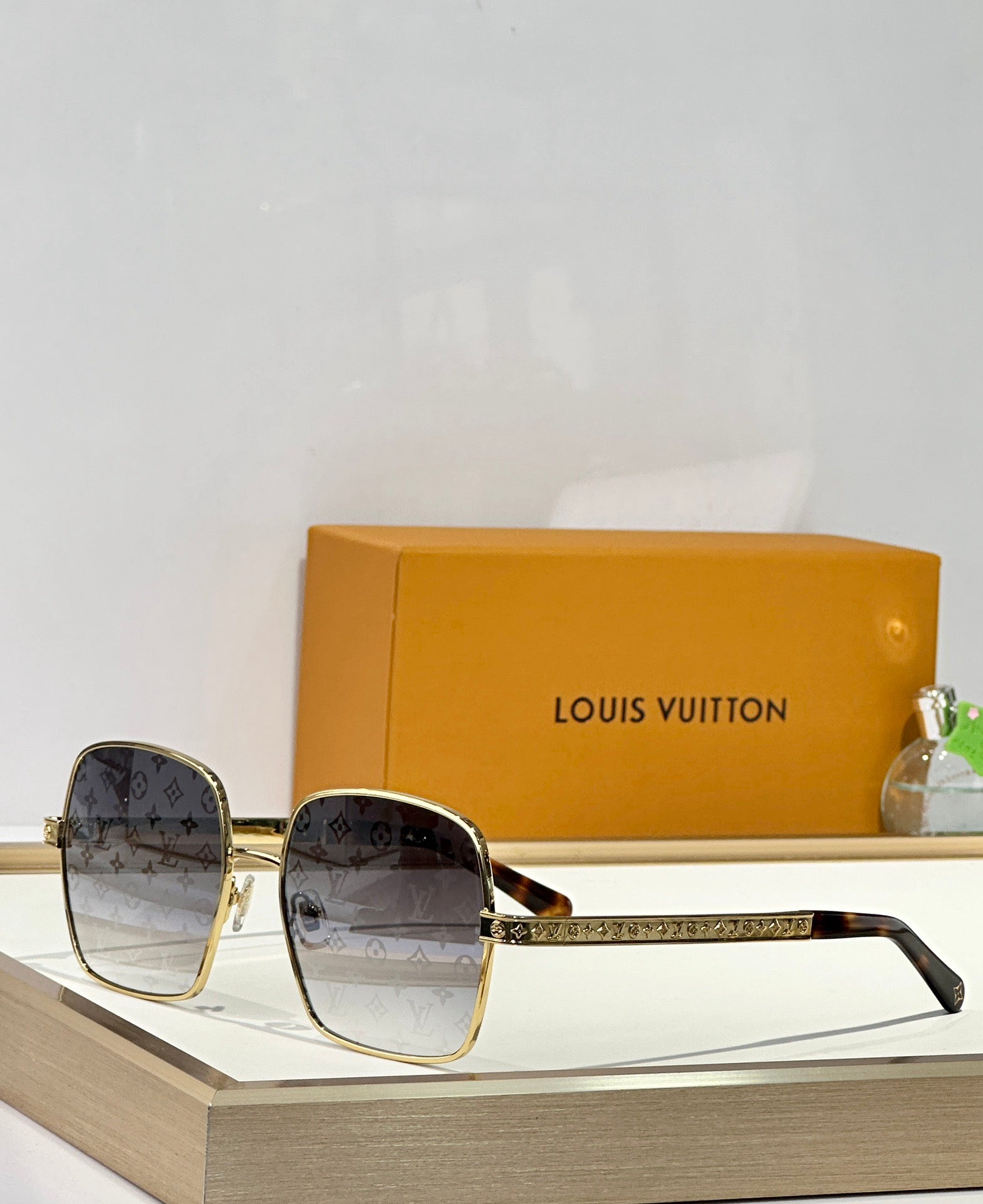 Louis Vuitton Z2955U LV Aura Square Sunglasses ✨
