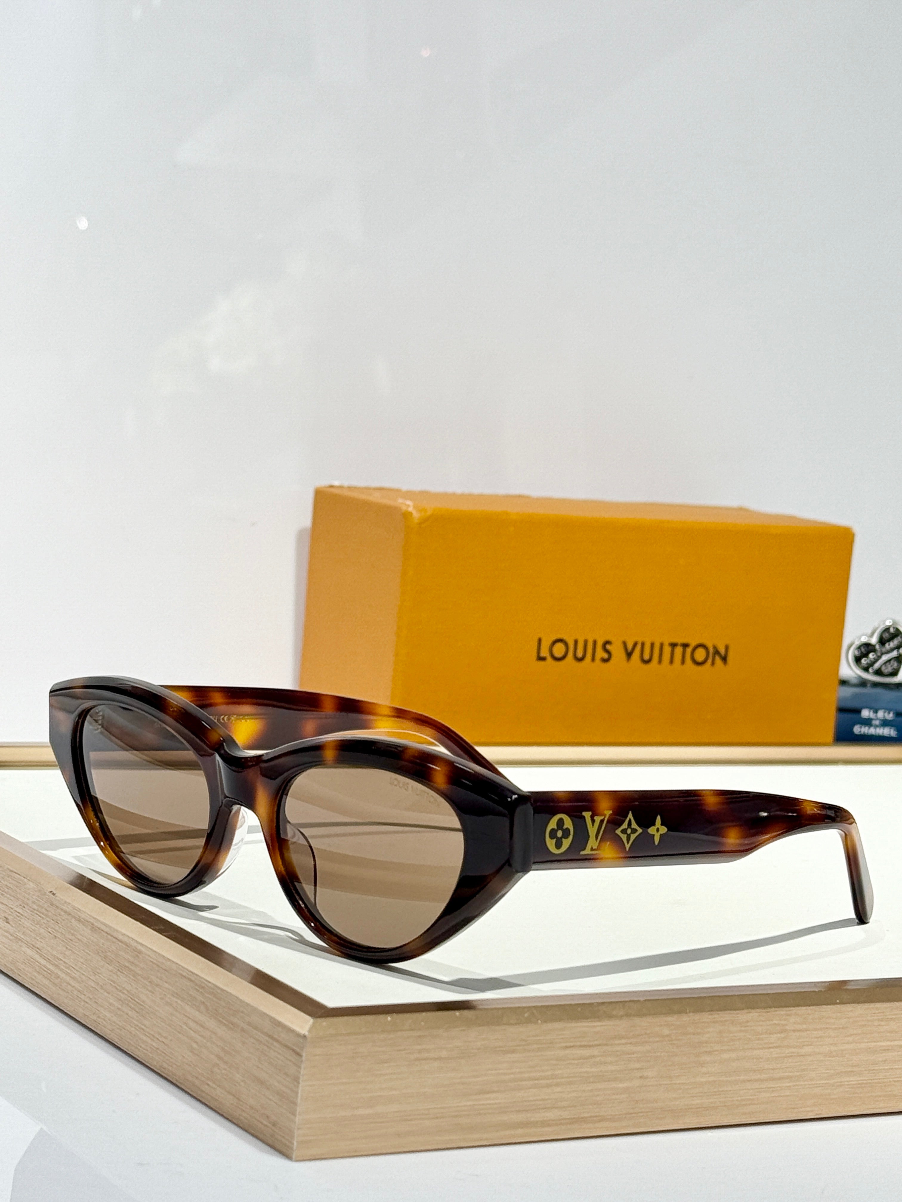 Louis Vuitton Z2686U New LV Line Cat Eye Sunglasses ✨