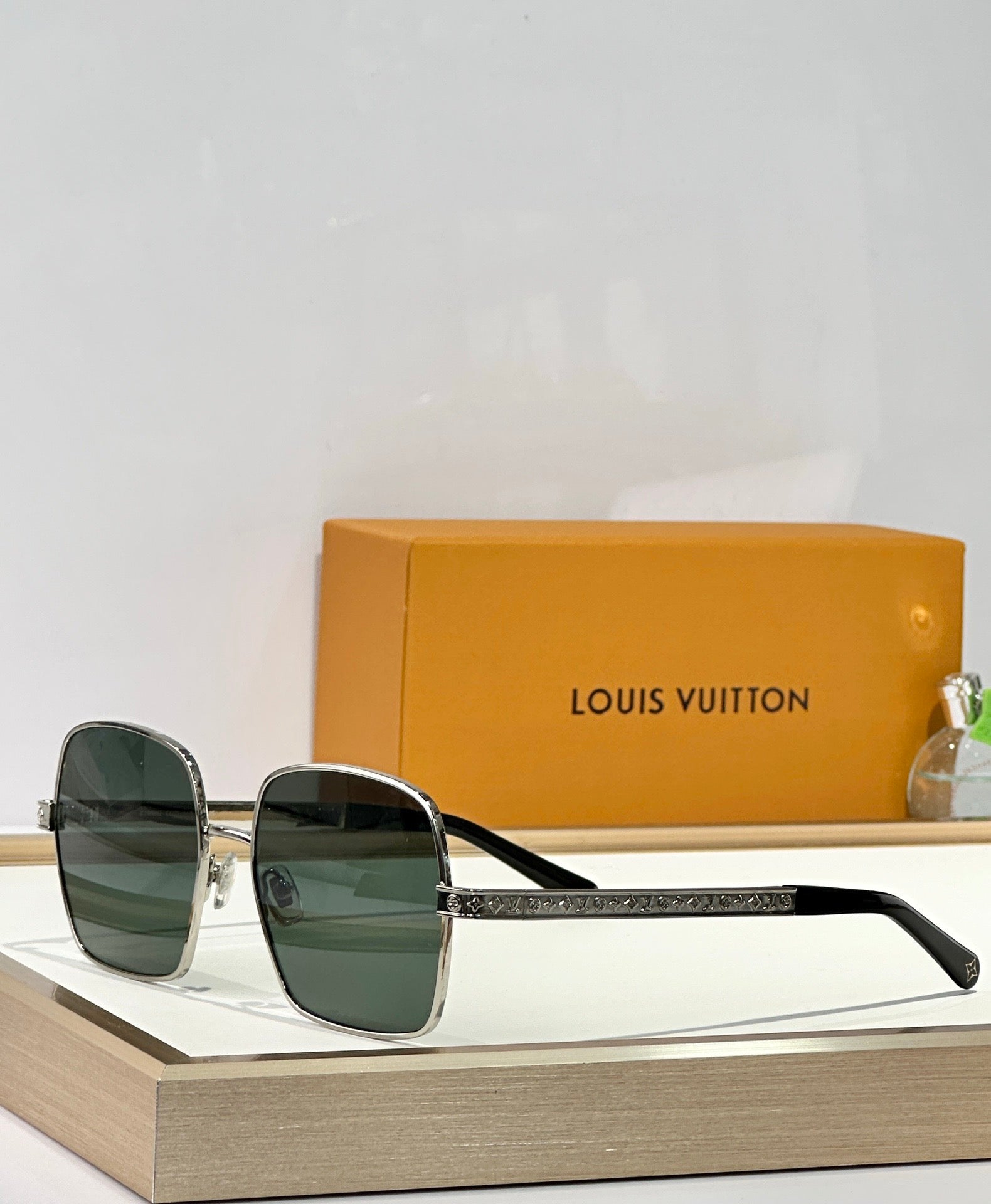 Louis Vuitton Z2955U LV Aura Square Sunglasses ✨