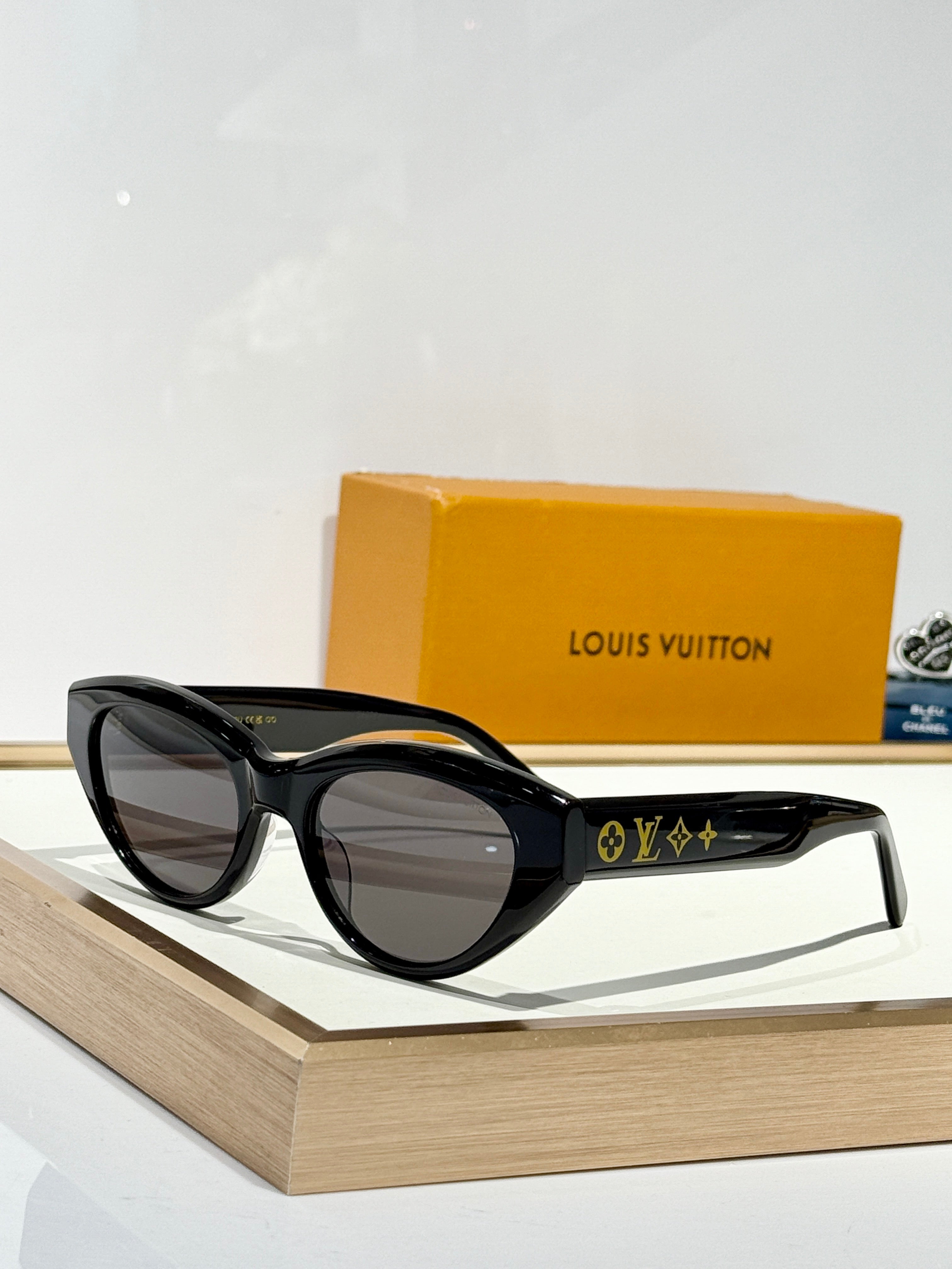 Louis Vuitton Z2686U New LV Line Cat Eye Sunglasses ✨