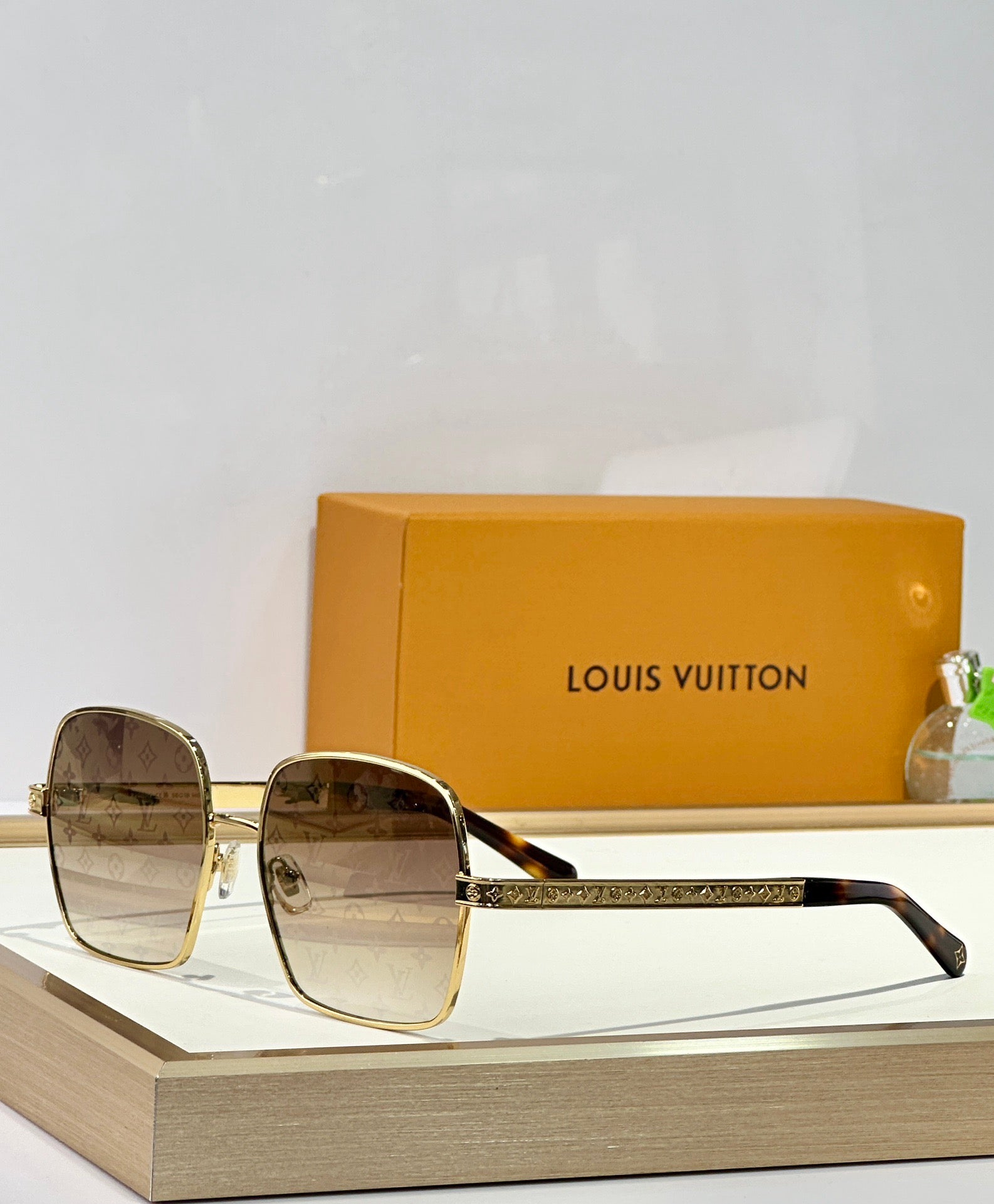 Louis Vuitton Z2955U LV Aura Square Sunglasses ✨