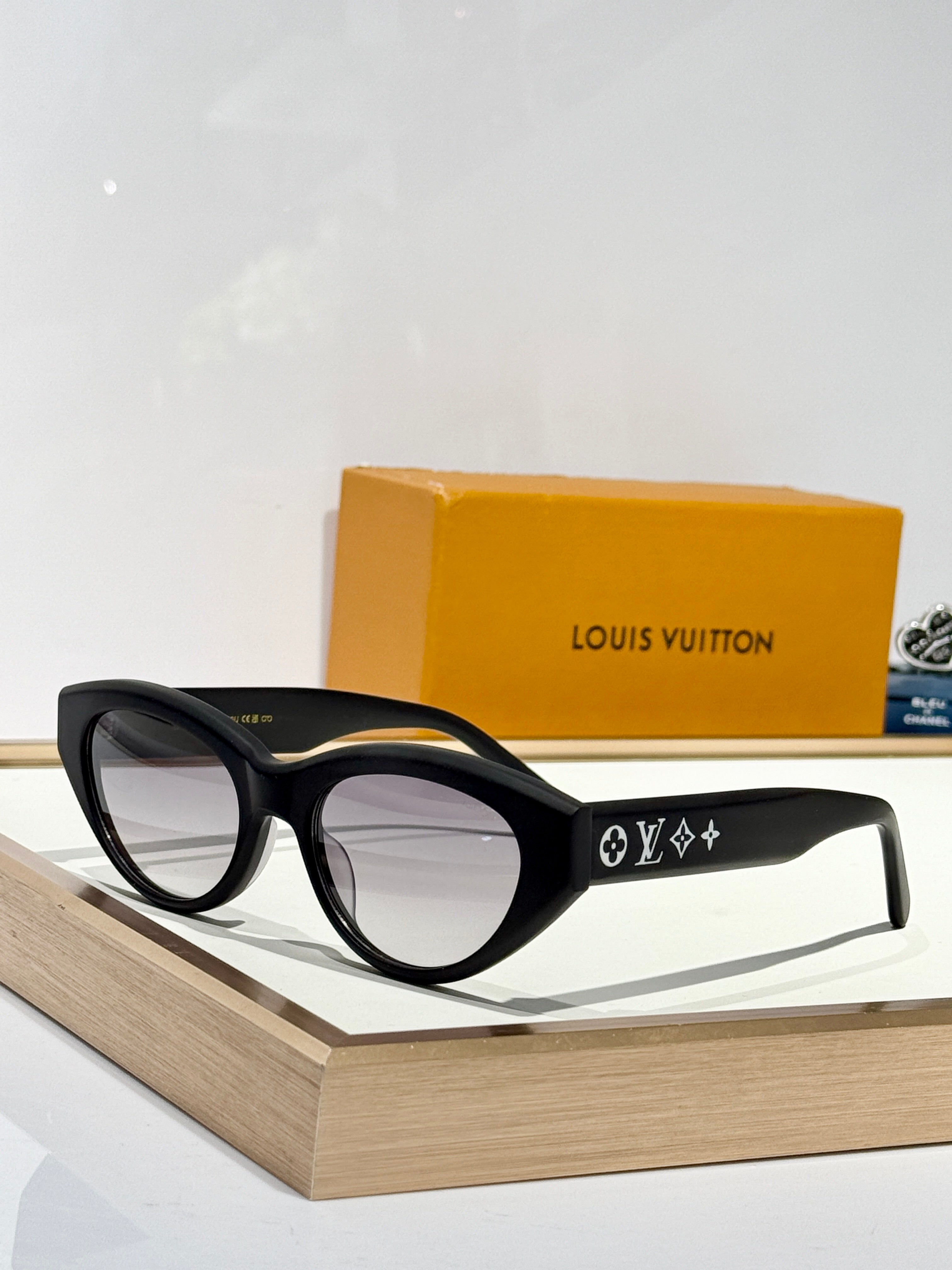 Louis Vuitton Z2686U New LV Line Cat Eye Sunglasses ✨