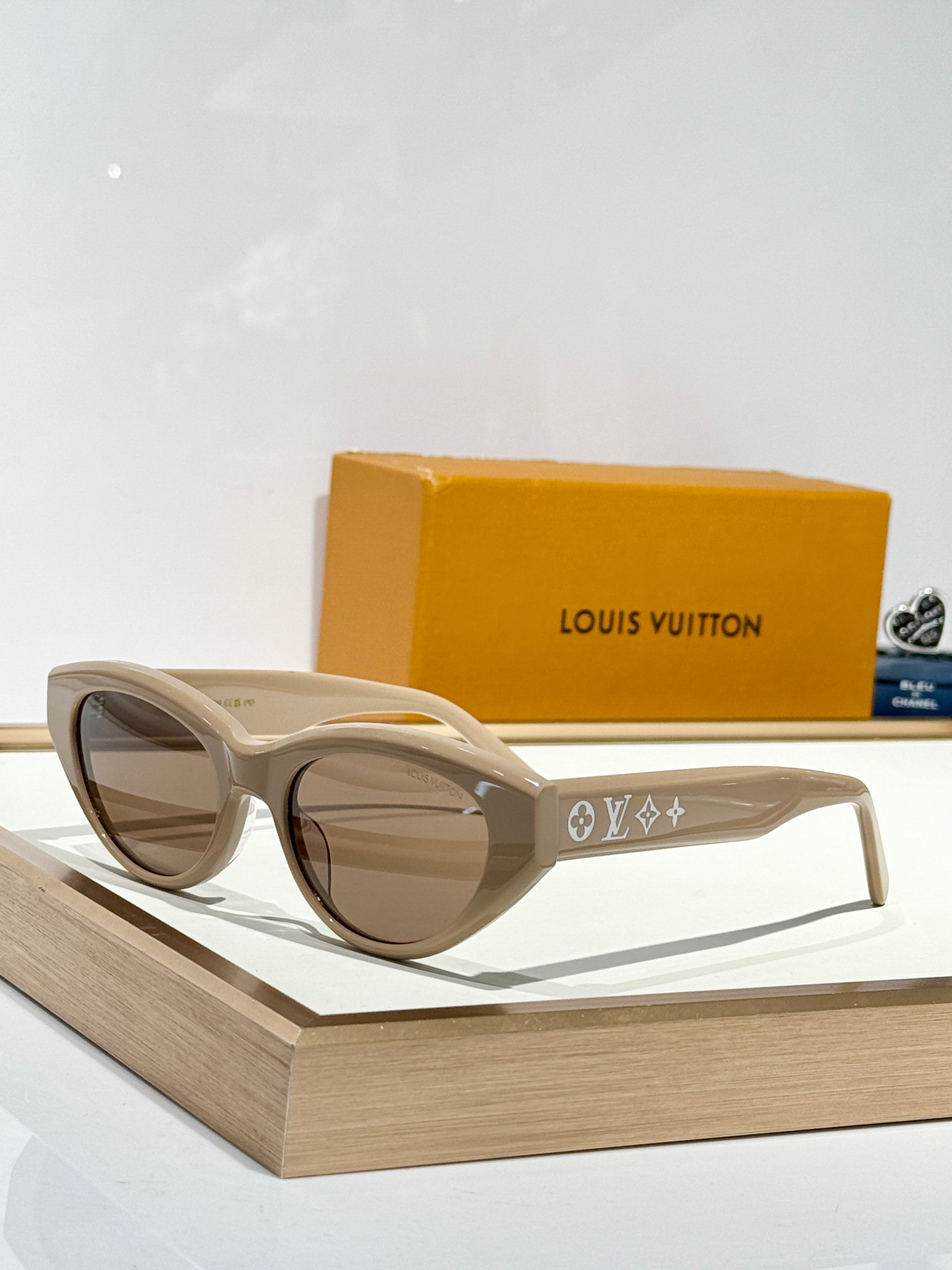 Louis Vuitton Z2686U New LV Line Cat Eye Sunglasses ✨