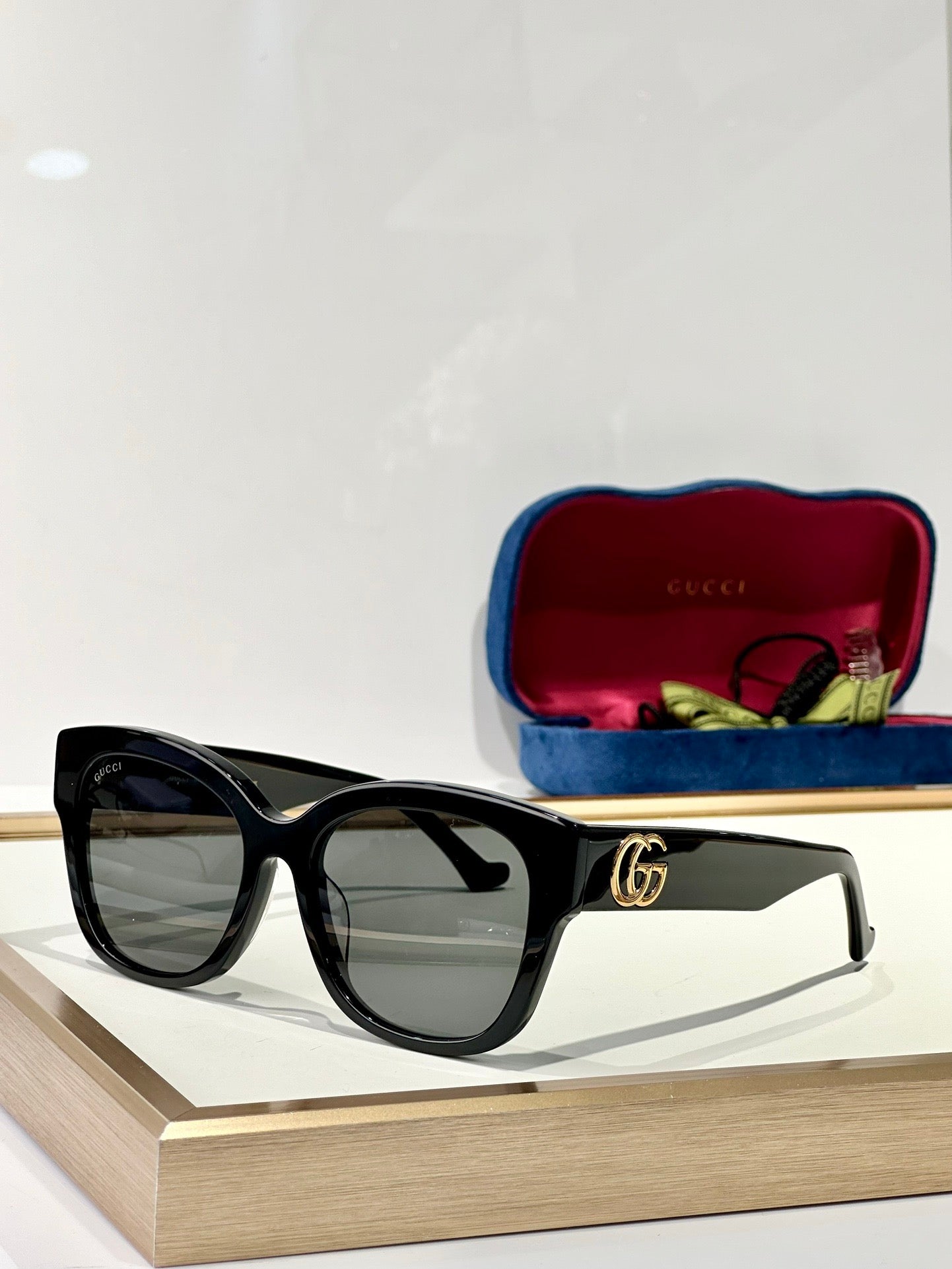 Gucci GG1550 Women's Sunglasses ✨