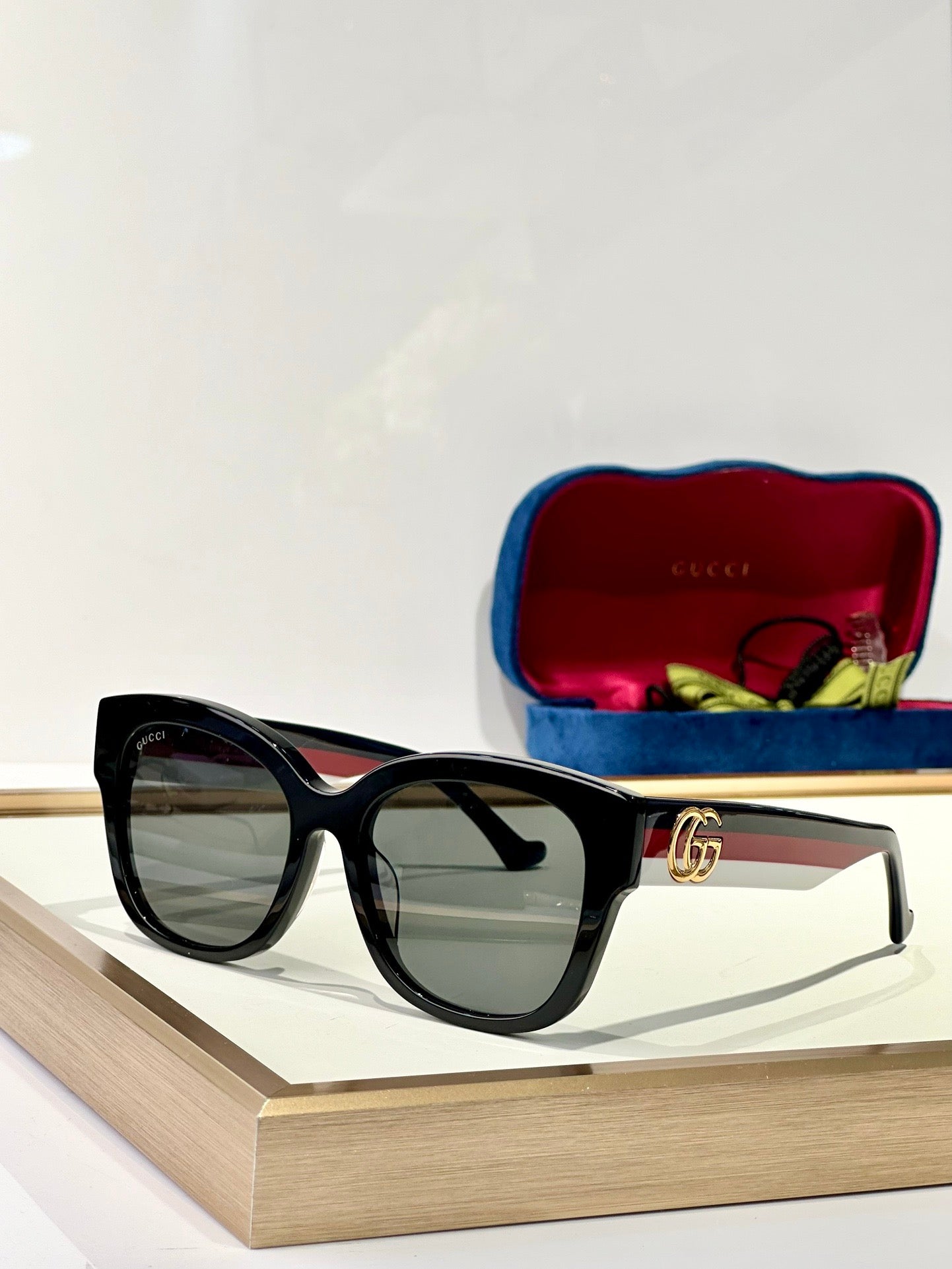 Gucci GG1550 Women's Sunglasses ✨