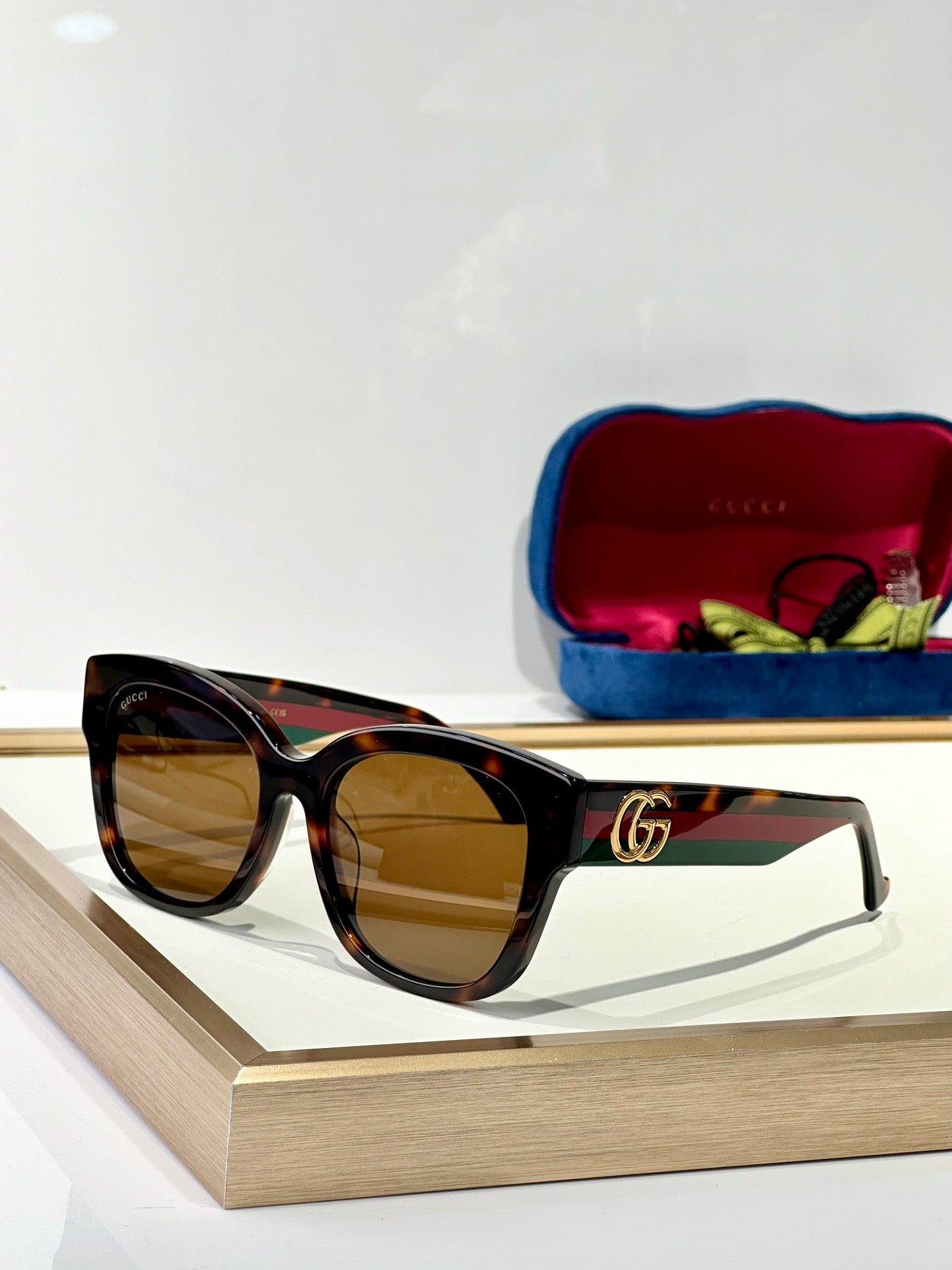 Gucci GG1550 Women's Sunglasses ✨