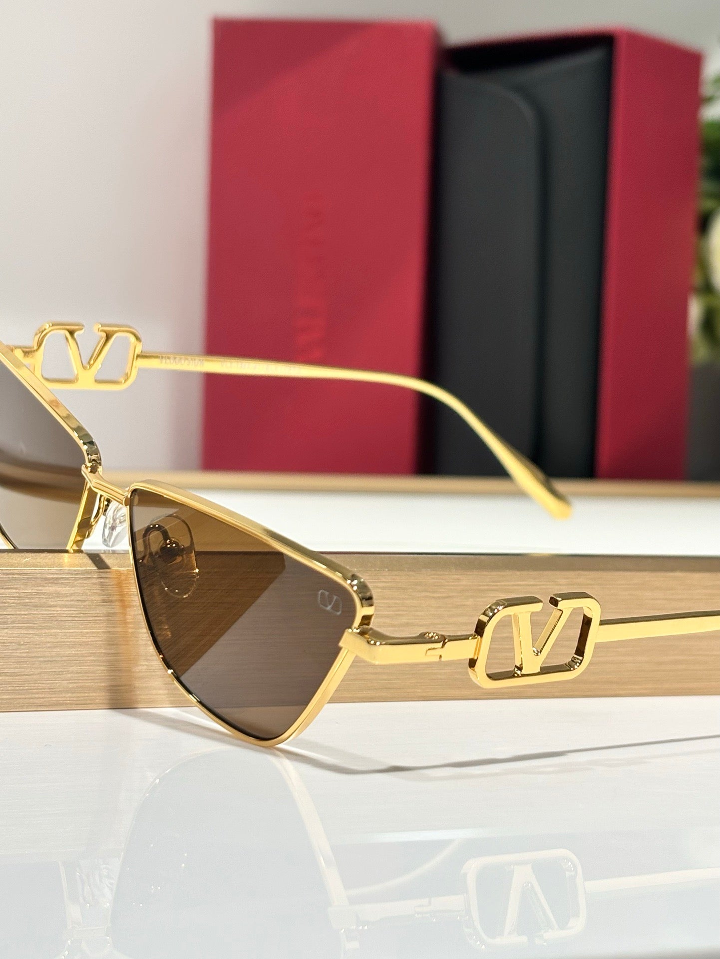 Valentino VLOGO SIGN CAT-EYE TITANIUM FRAME VLS135B Sunglasses✨