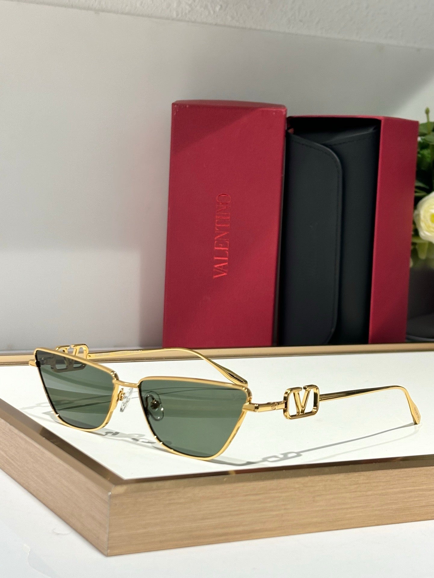Valentino VLOGO SIGN CAT-EYE TITANIUM FRAME VLS135B Sunglasses✨