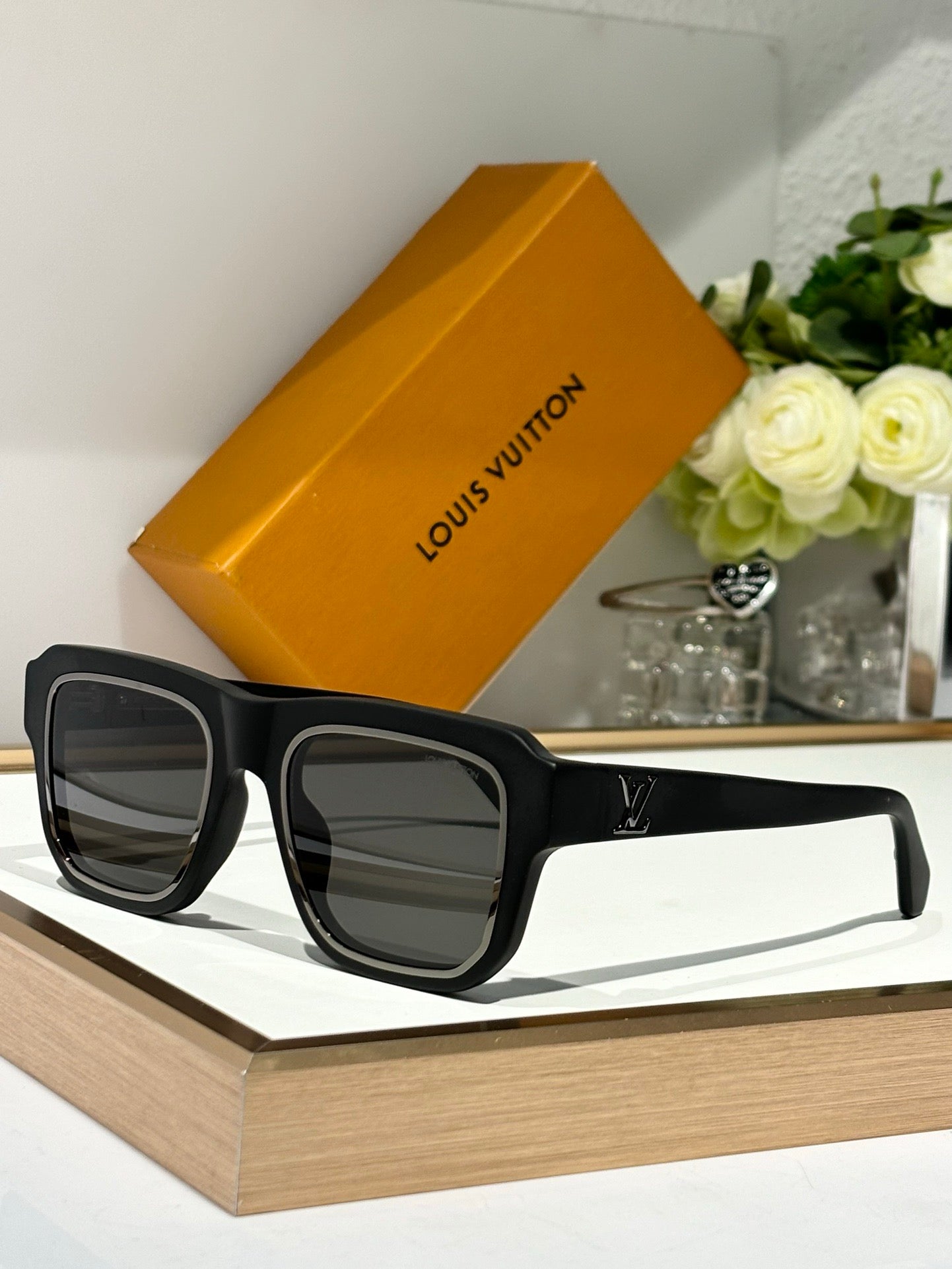 '-  Louis Vuitton Z2505W LV Legacy Square Large Sunglasses ✨