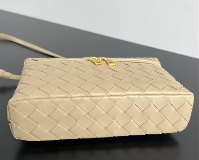 Bottega Veneta Bang Bang Vanity Case in Intrecciato Leathers 💚