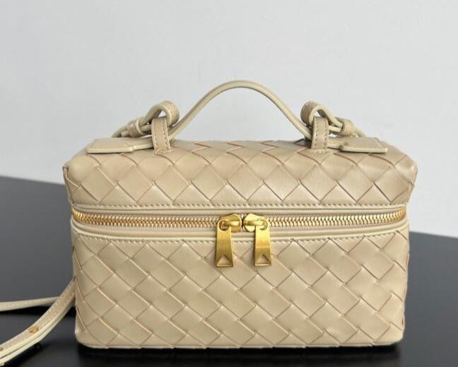 Bottega Veneta Bang Bang Vanity Case in Intrecciato Leathers 💚