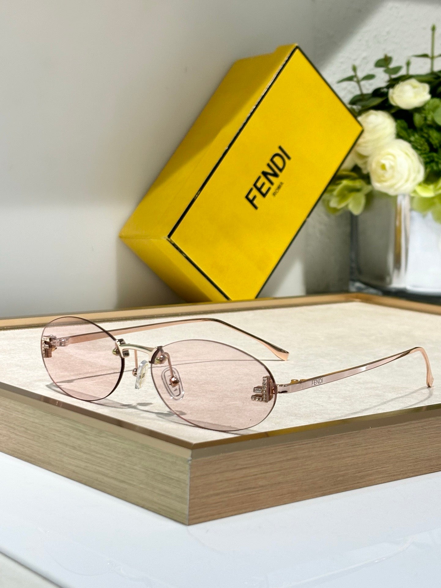 '-  Fendi First FE4075US sunglasses in metal oval shape Women's✨
