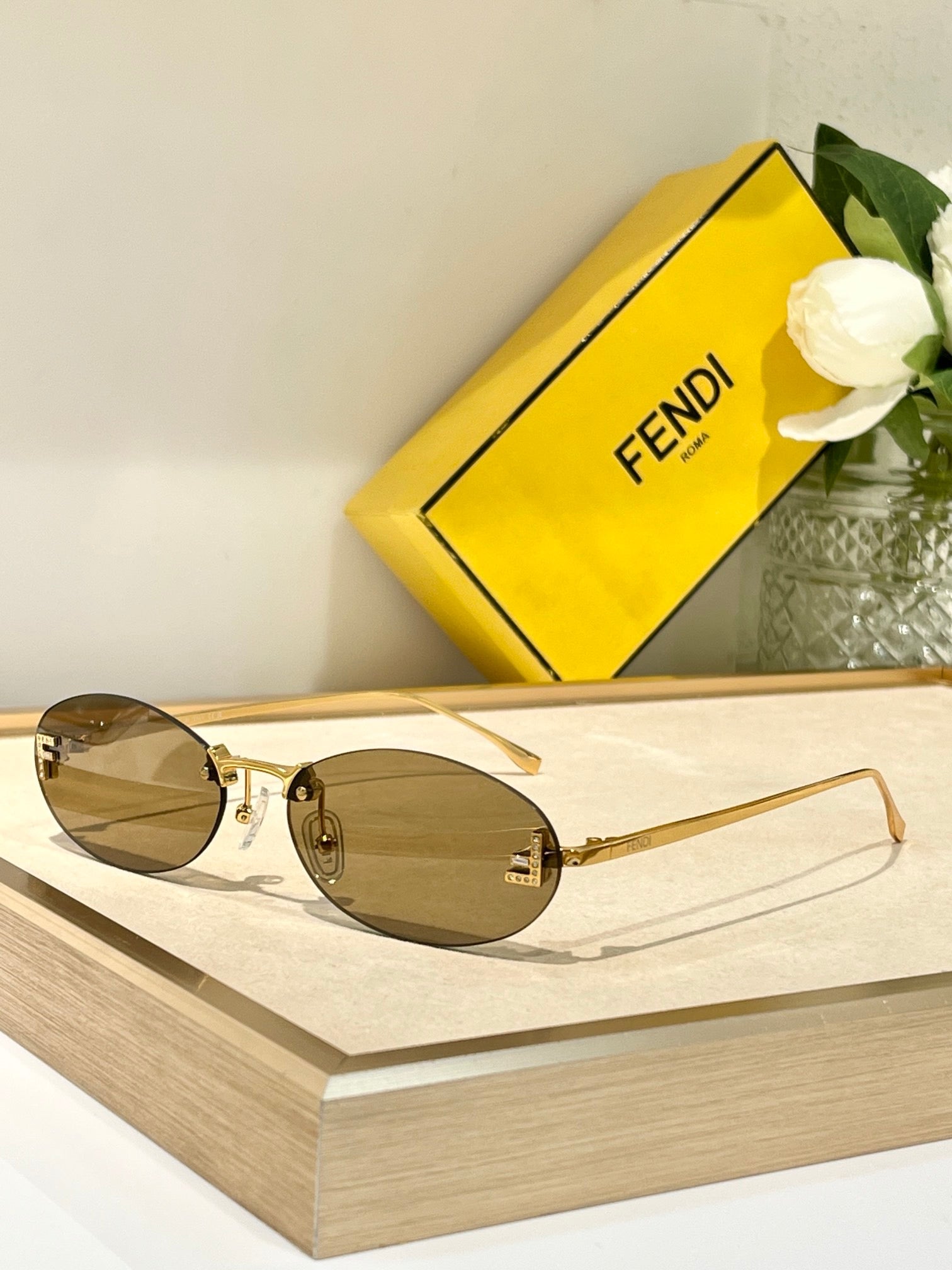 '-  Fendi First FE4075US sunglasses in metal oval shape Women's✨