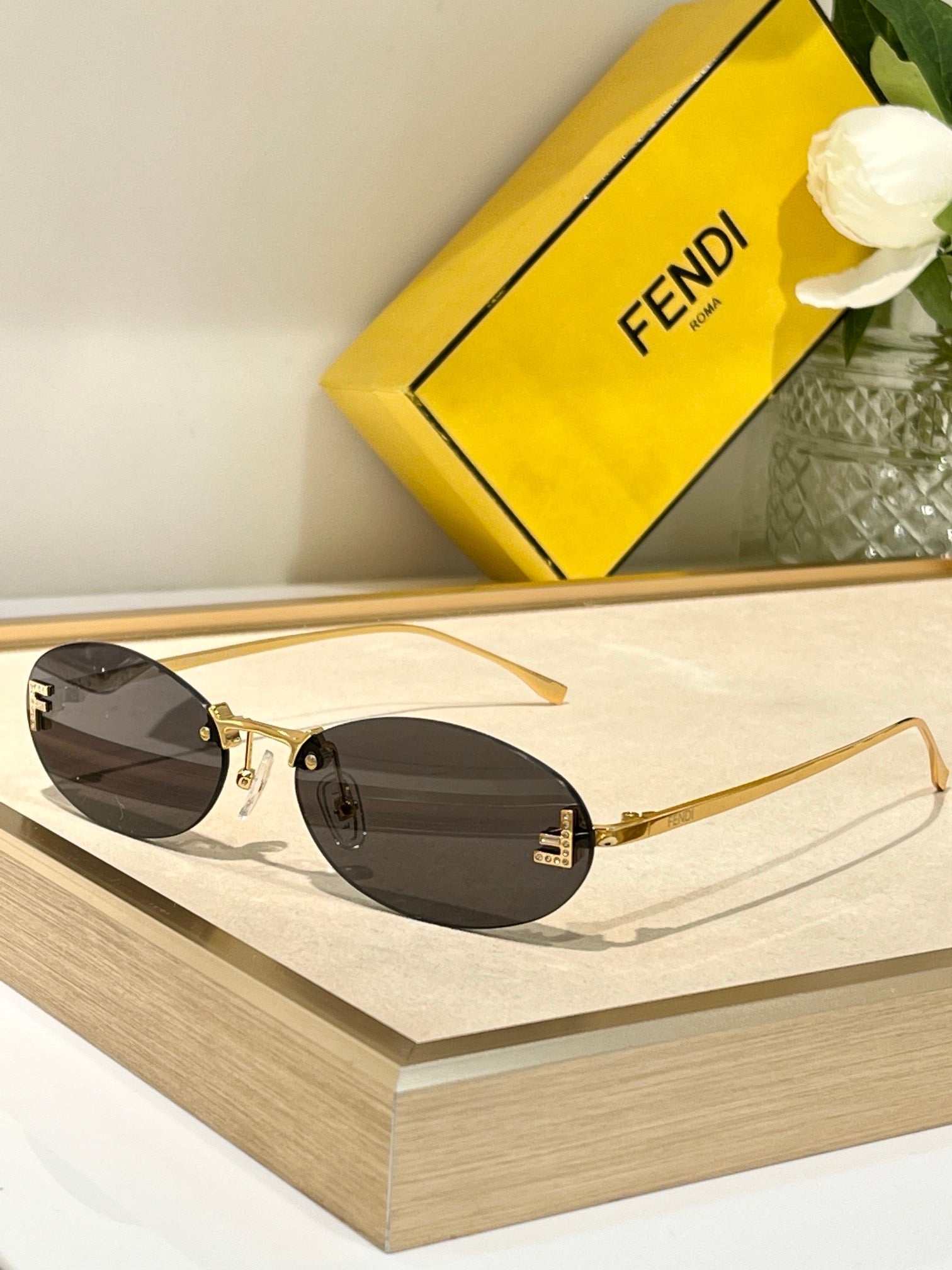 '-  Fendi First FE4075US sunglasses in metal oval shape Women's✨