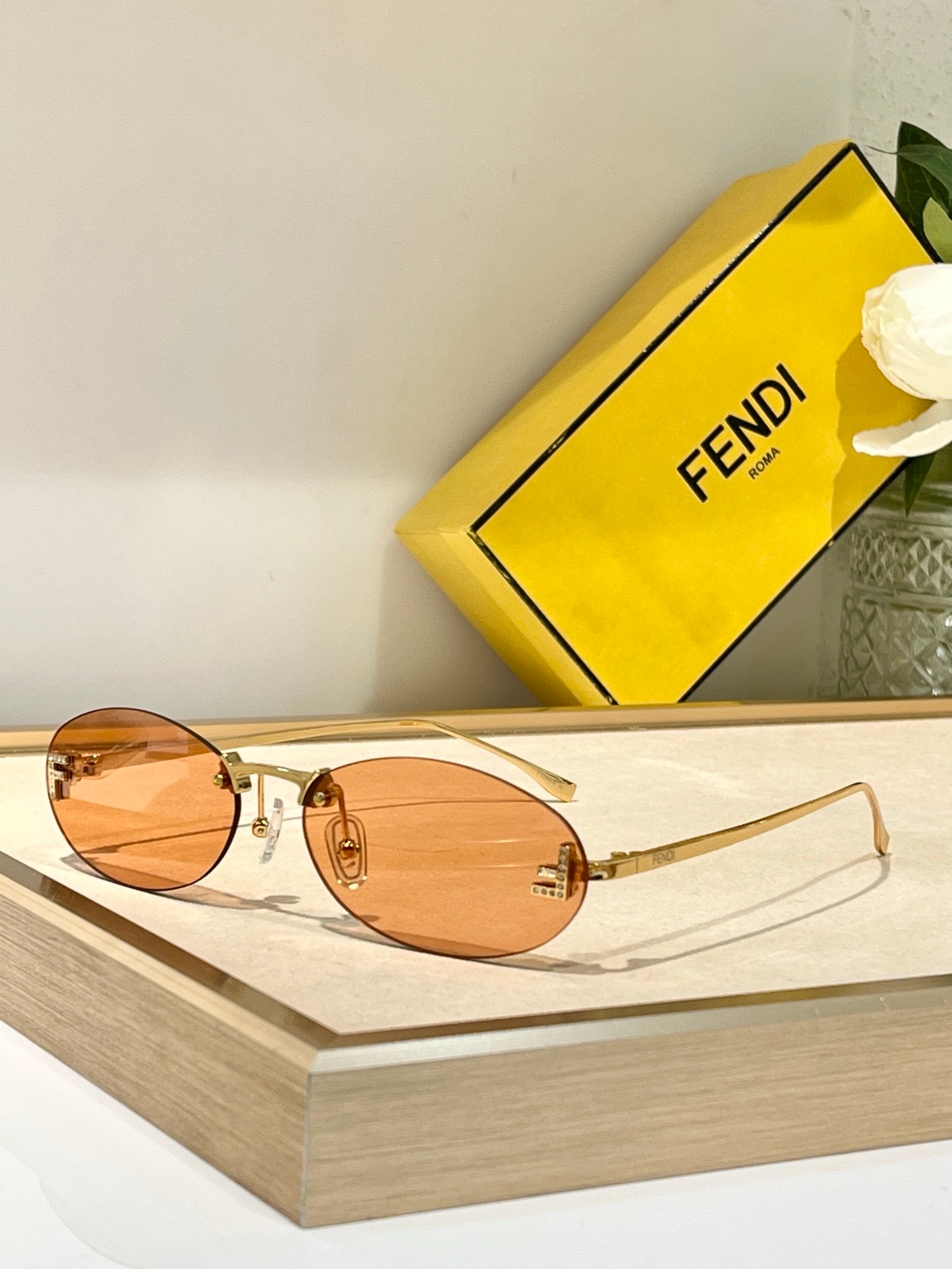 '-  Fendi First FE4075US sunglasses in metal oval shape Women's✨