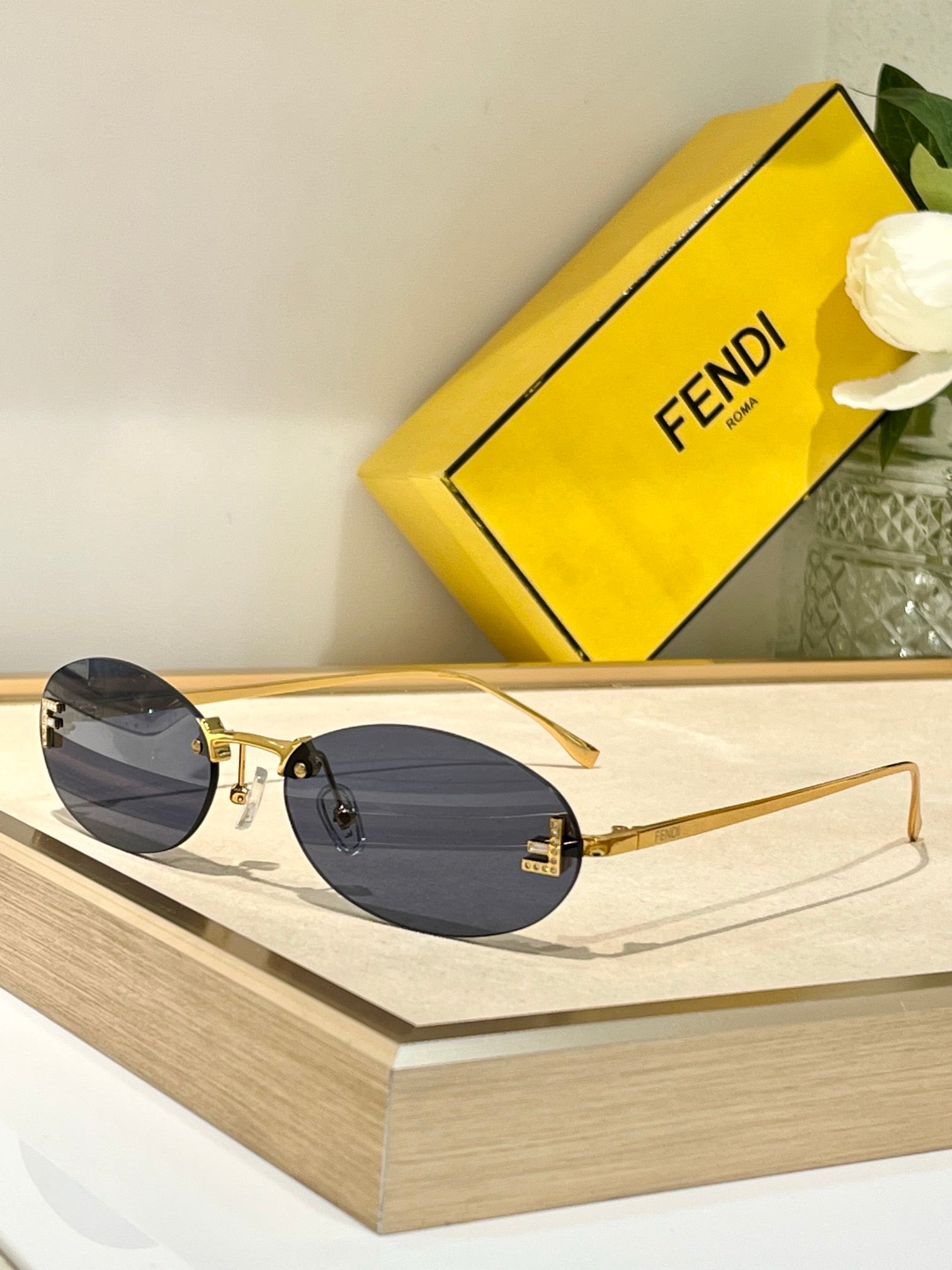 '-  Fendi First FE4075US sunglasses in metal oval shape Women's✨