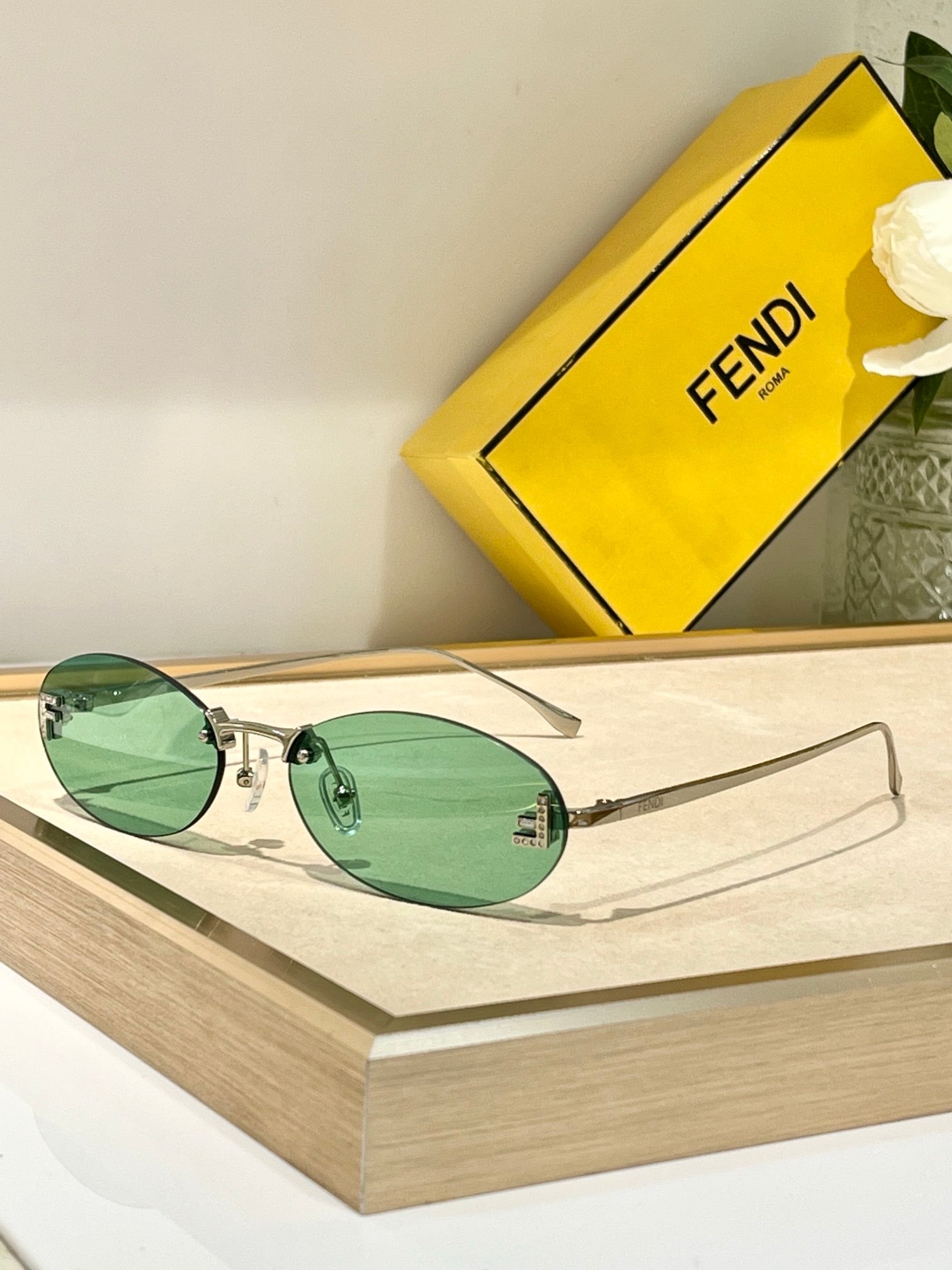 '-  Fendi First FE4075US sunglasses in metal oval shape Women's✨