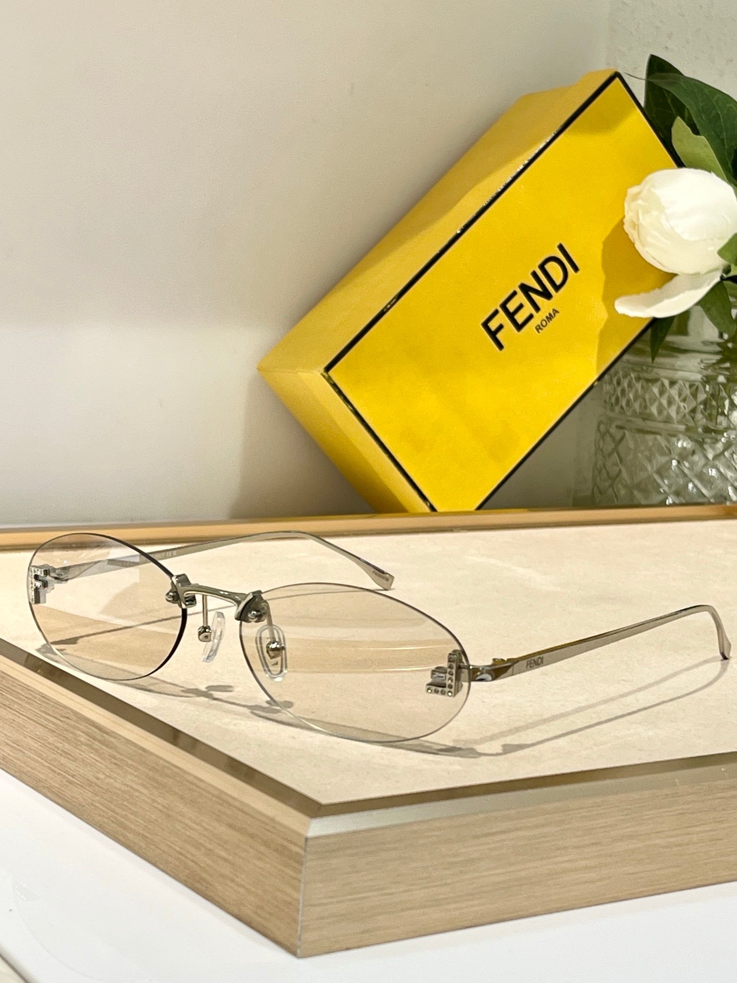 '-  Fendi First FE4075US sunglasses in metal oval shape Women's✨