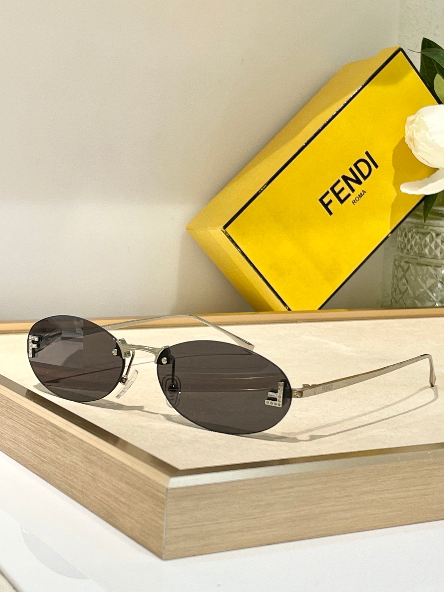 '-  Fendi First FE4075US sunglasses in metal oval shape Women's✨